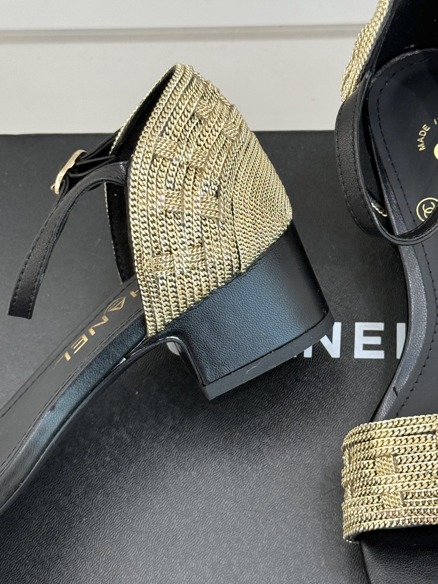 
CHANE*｜小香25。春夏新品 
双C链条⛓️度假风粗跟凉鞋 
今年香奶奶推出了全新夏日度假系列 
