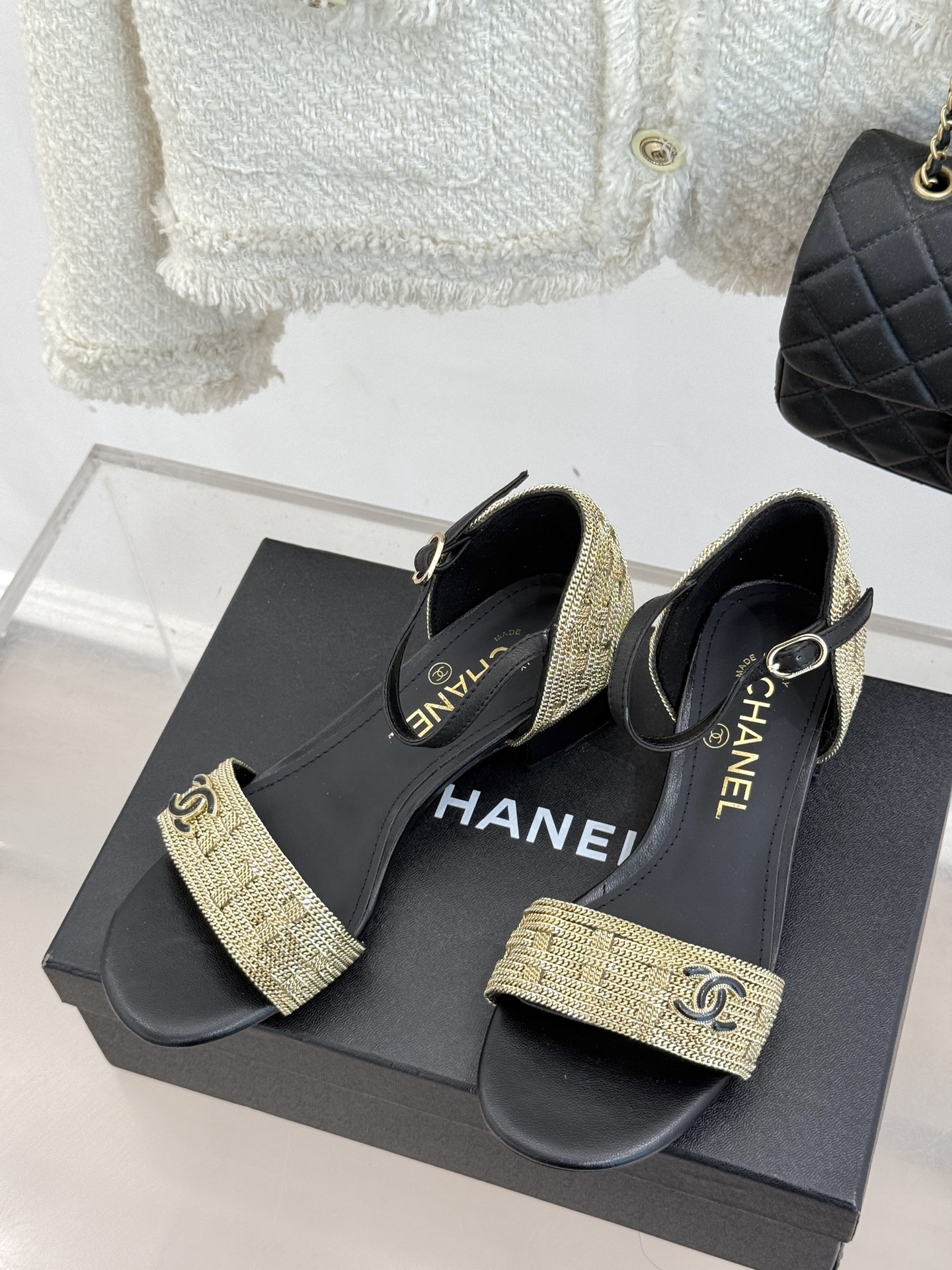 
CHANE*｜小香25。春夏新品 
双C链条⛓️度假风粗跟凉鞋 
今年香奶奶推出了全新夏日度假系列 
