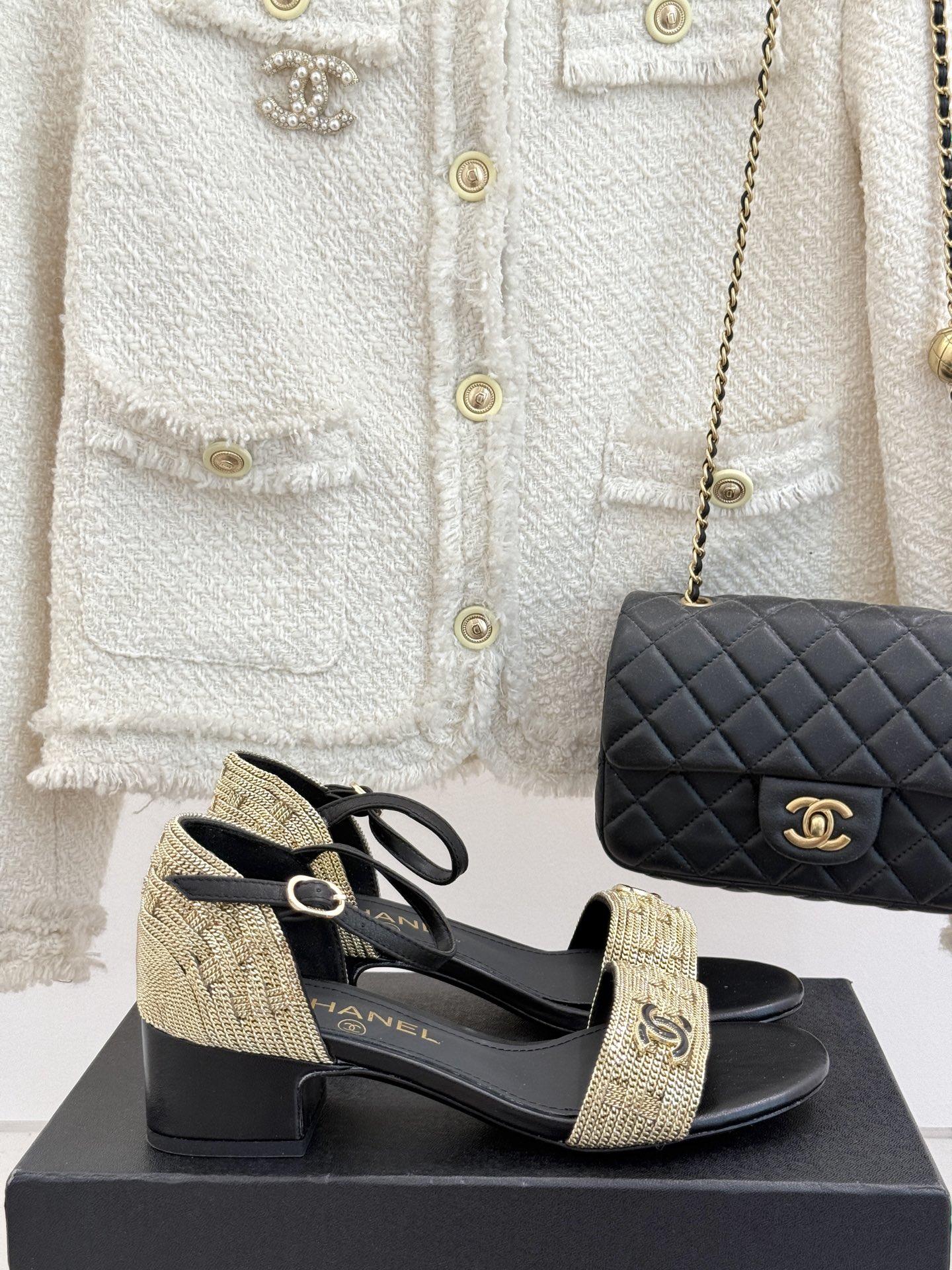 
CHANE*｜小香25。春夏新品 
双C链条⛓️度假风粗跟凉鞋 
今年香奶奶推出了全新夏日度假系列 
