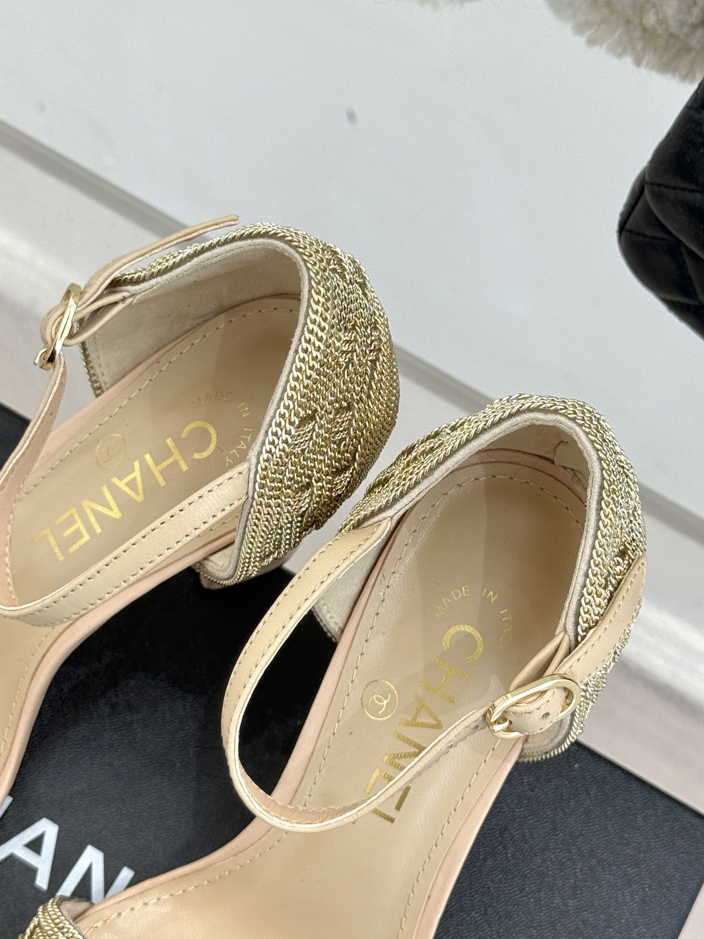 
CHANE*｜小香25。春夏新品 
双C链条⛓️度假风粗跟凉鞋 
今年香奶奶推出了全新夏日度假系列 
