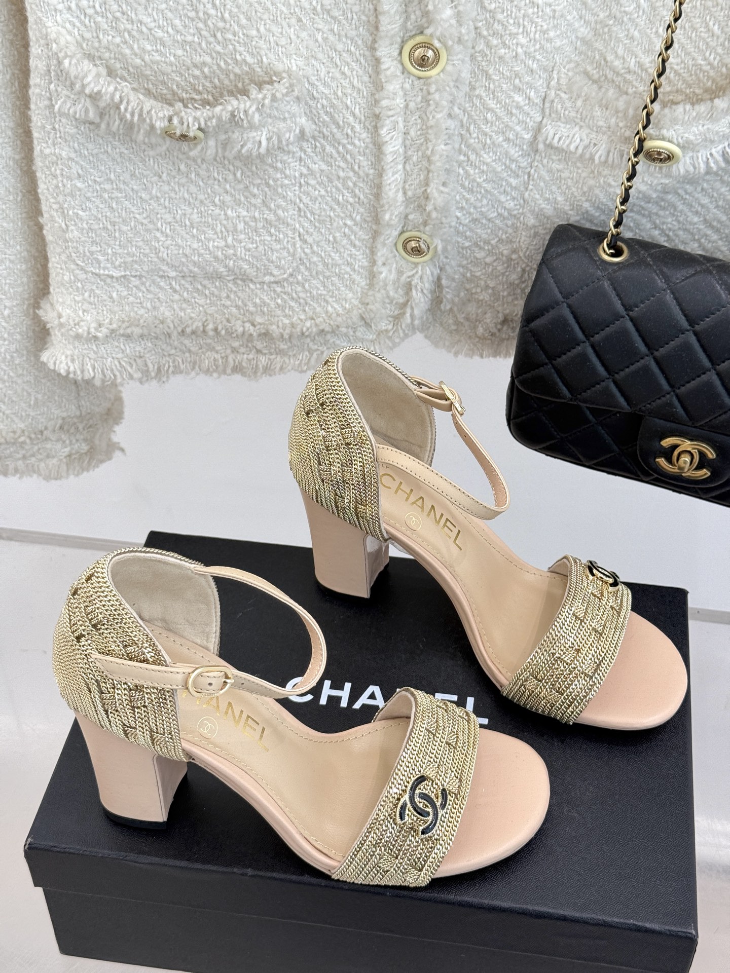 
CHANE*｜小香25。春夏新品 
双C链条⛓️度假风粗跟凉鞋 
今年香奶奶推出了全新夏日度假系列 
