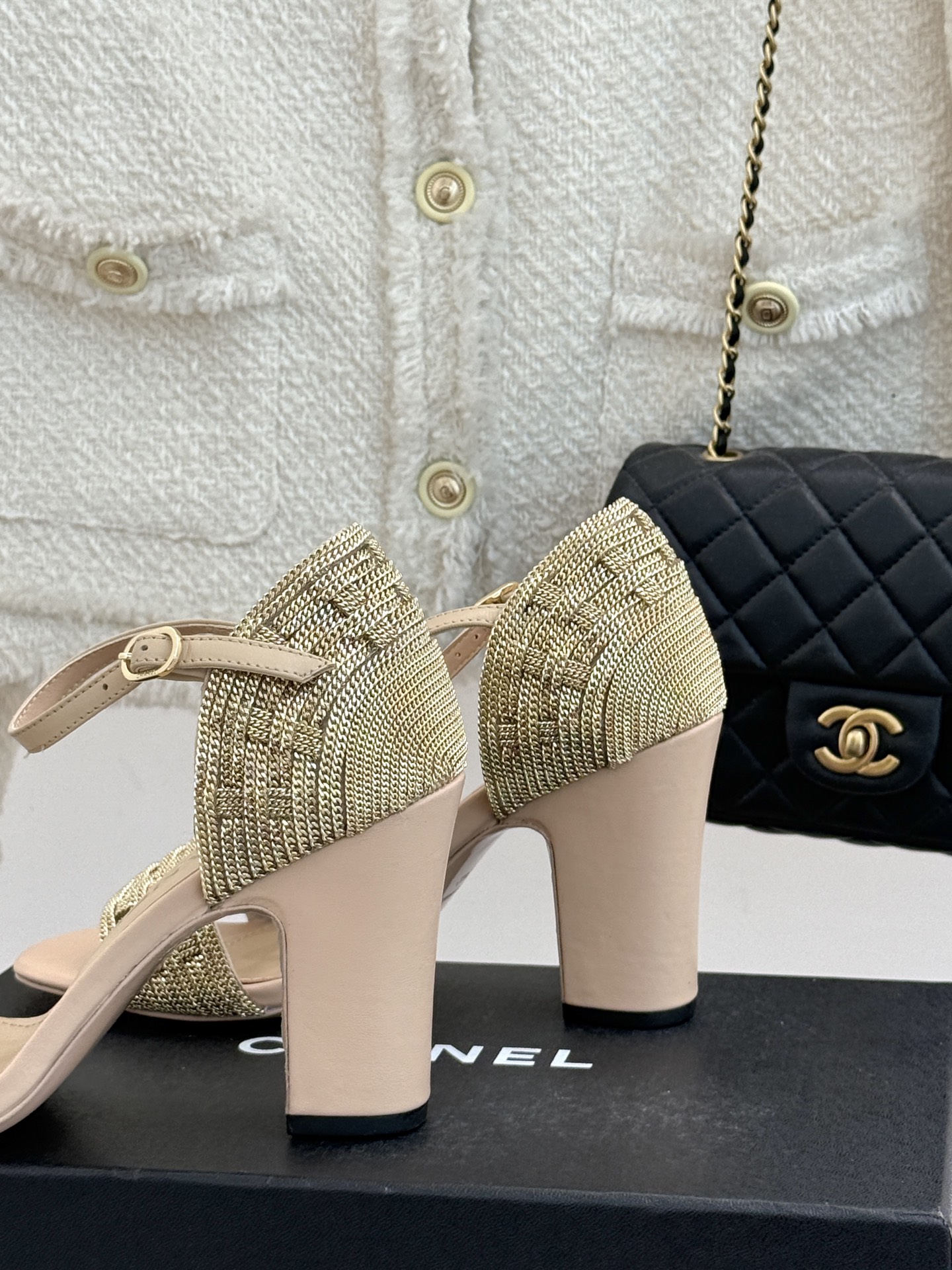 
CHANE*｜小香25。春夏新品 
双C链条⛓️度假风粗跟凉鞋 
今年香奶奶推出了全新夏日度假系列 
