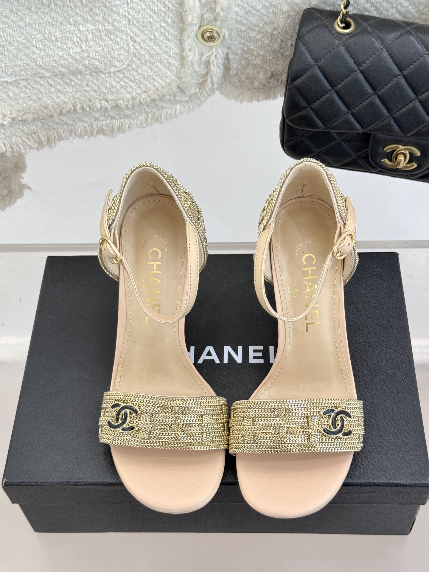 
CHANE*｜小香25。春夏新品 
双C链条⛓️度假风粗跟凉鞋 
今年香奶奶推出了全新夏日度假系列 
