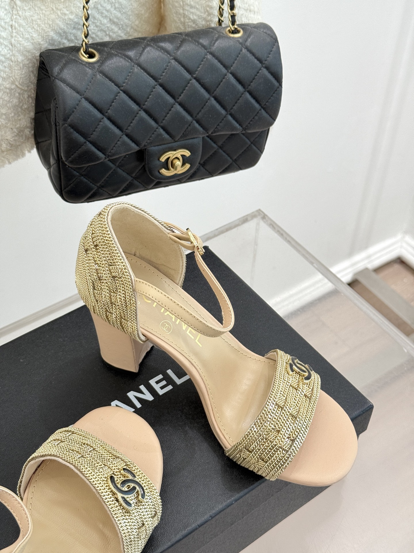 
CHANE*｜小香25。春夏新品 
双C链条⛓️度假风粗跟凉鞋 
今年香奶奶推出了全新夏日度假系列 
