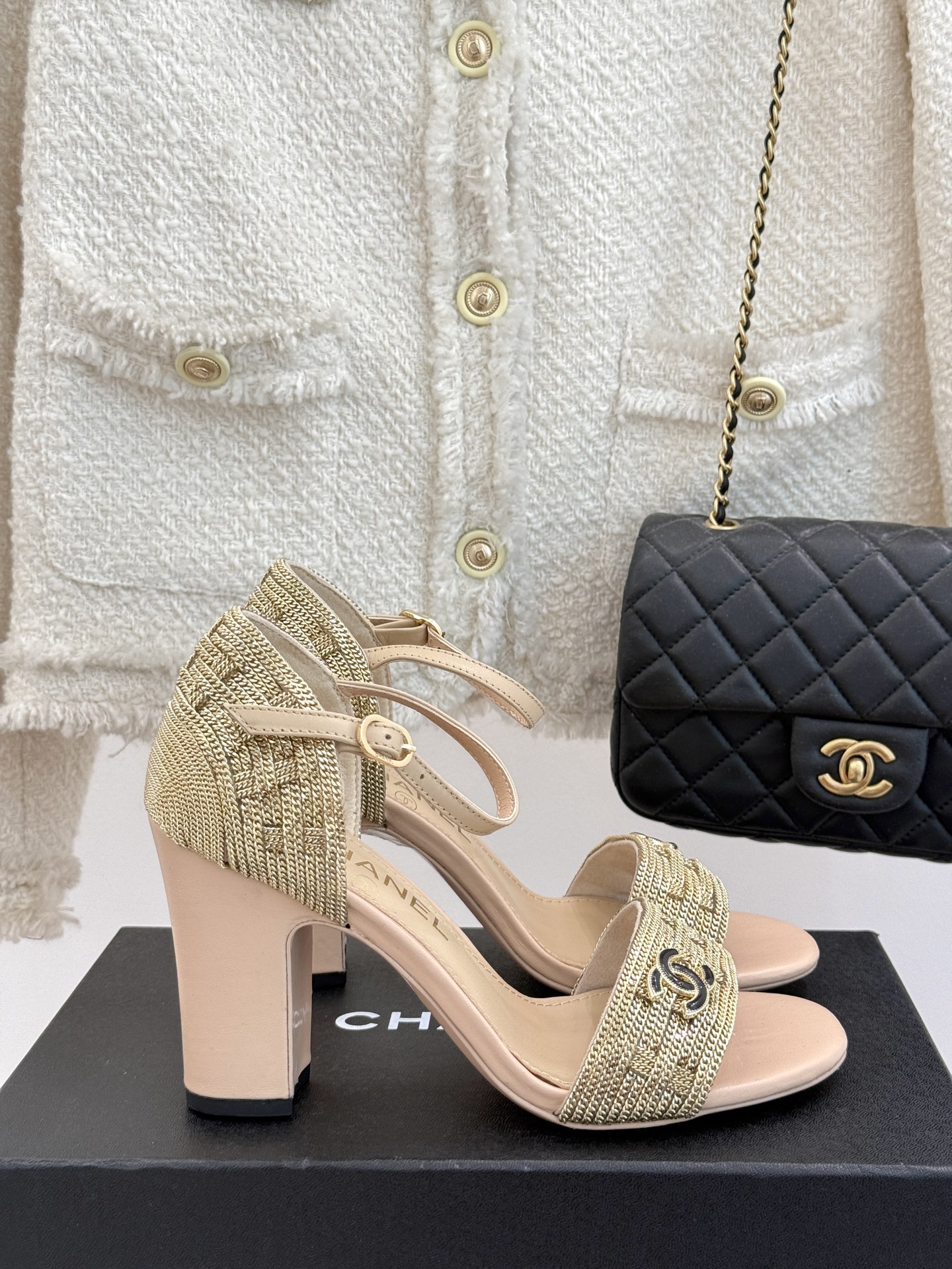 
CHANE*｜小香25。春夏新品 
双C链条⛓️度假风粗跟凉鞋 
今年香奶奶推出了全新夏日度假系列 
