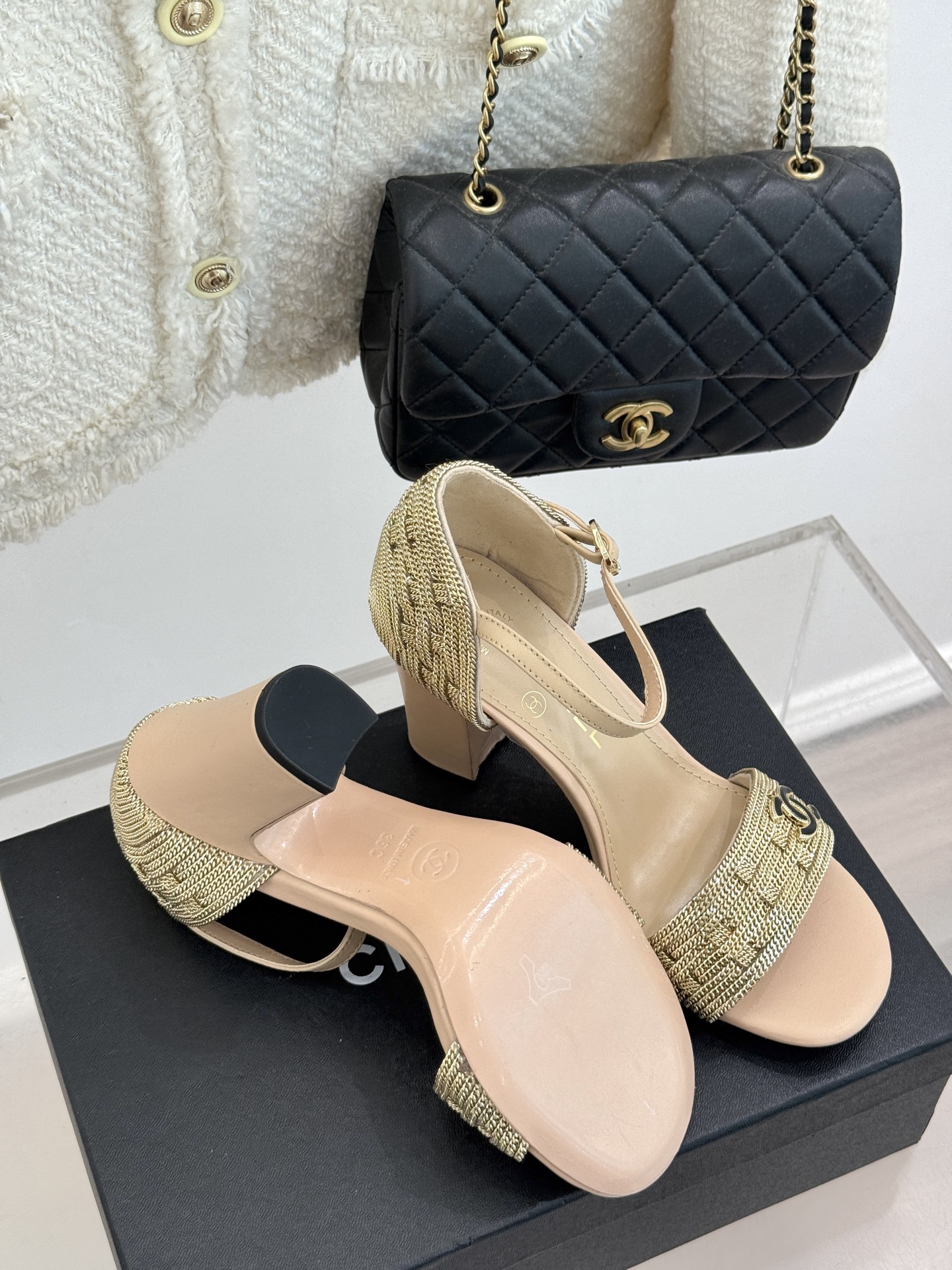 
CHANE*｜小香25。春夏新品 
双C链条⛓️度假风粗跟凉鞋 
今年香奶奶推出了全新夏日度假系列 
