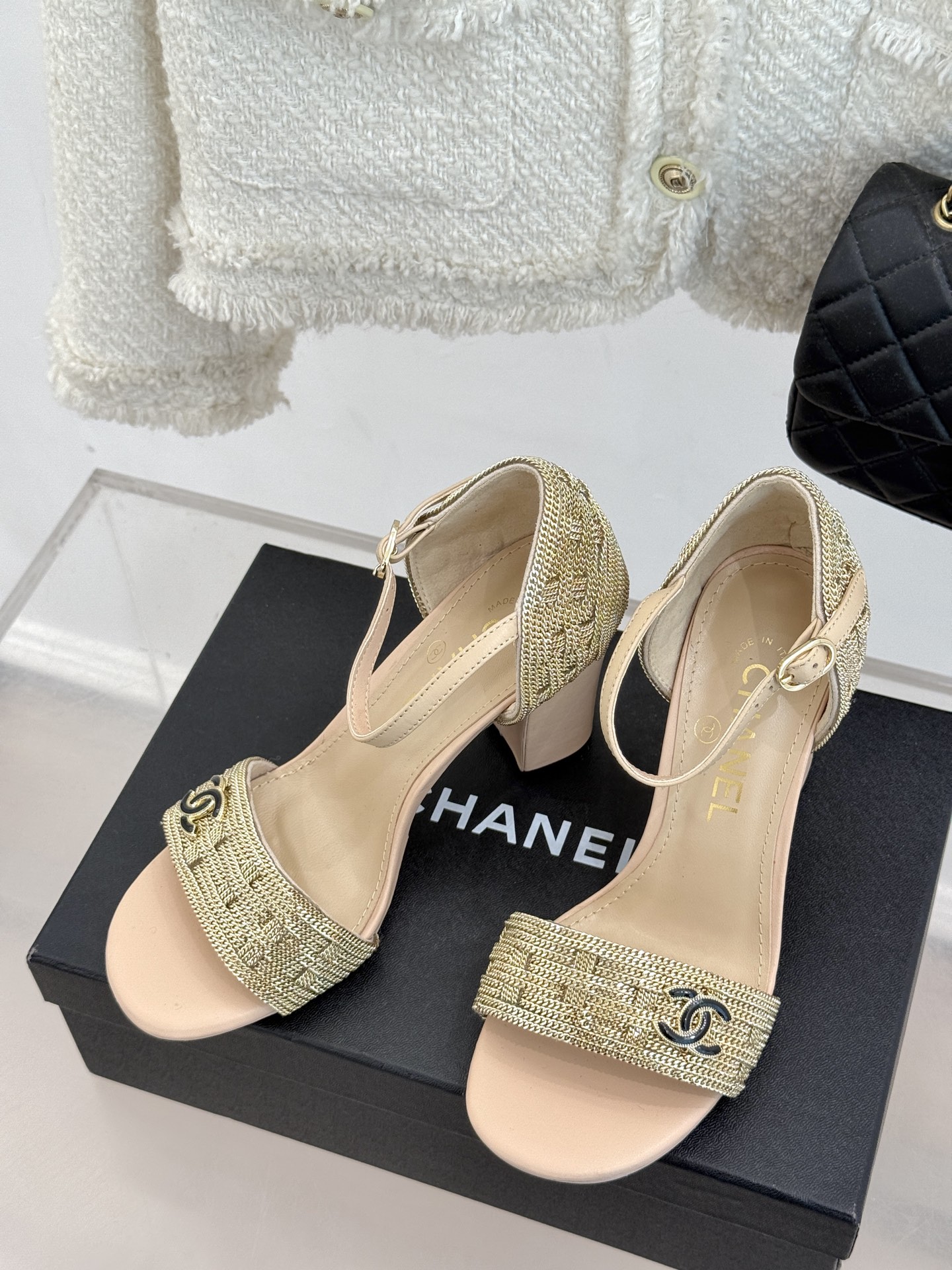 
CHANE*｜小香25。春夏新品 
双C链条⛓️度假风粗跟凉鞋 
今年香奶奶推出了全新夏日度假系列 

