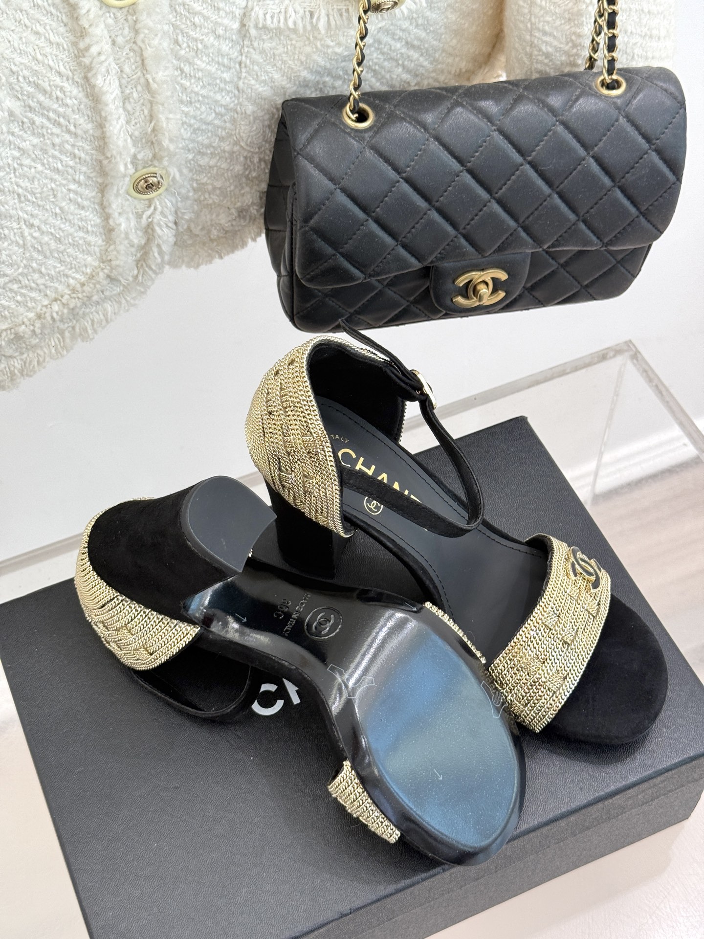 
CHANE*｜小香25。春夏新品 
双C链条⛓️度假风粗跟凉鞋 
今年香奶奶推出了全新夏日度假系列 
