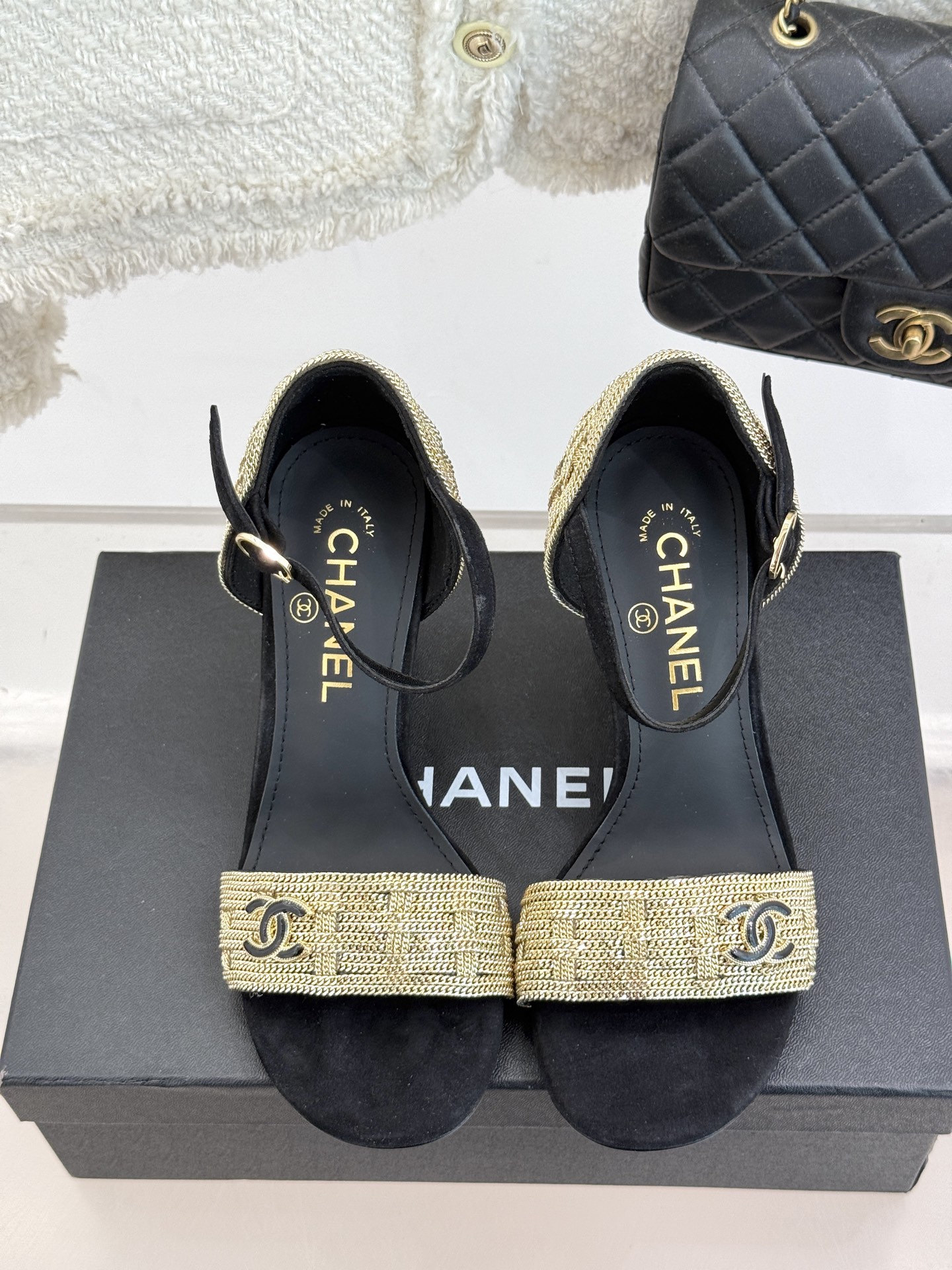 
CHANE*｜小香25。春夏新品 
双C链条⛓️度假风粗跟凉鞋 
今年香奶奶推出了全新夏日度假系列 

