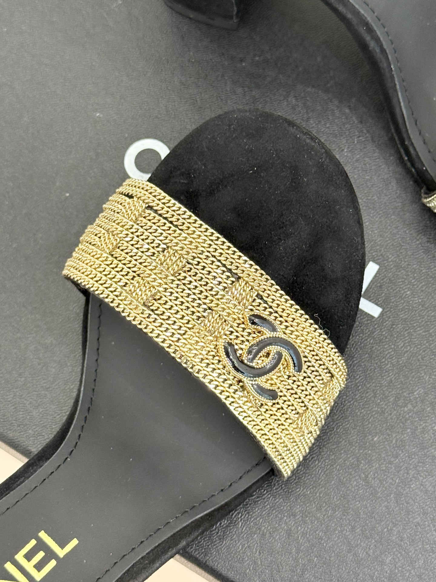 
CHANE*｜小香25。春夏新品 
双C链条⛓️度假风粗跟凉鞋 
今年香奶奶推出了全新夏日度假系列 
