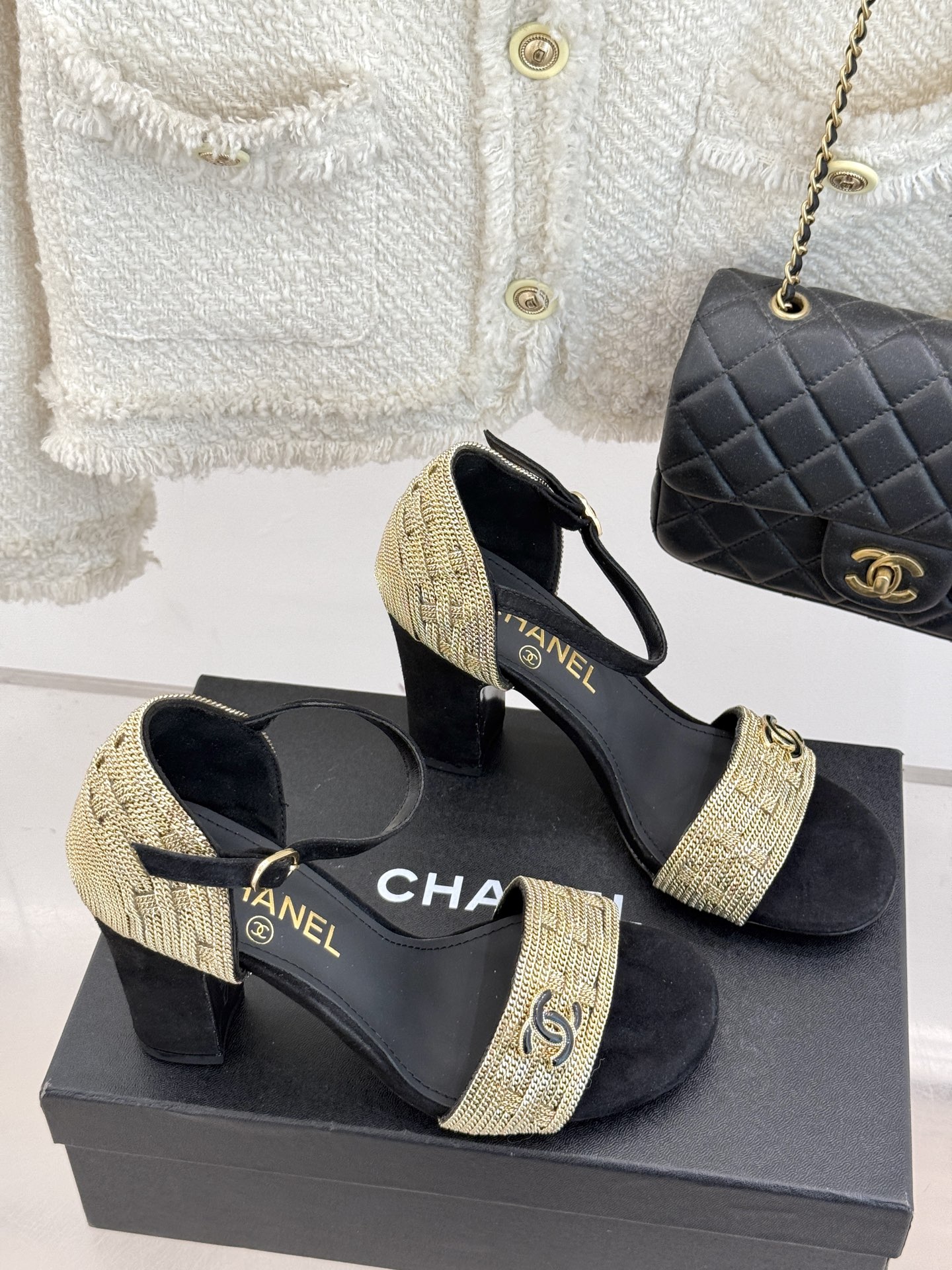 
CHANE*｜小香25。春夏新品 
双C链条⛓️度假风粗跟凉鞋 
今年香奶奶推出了全新夏日度假系列 
