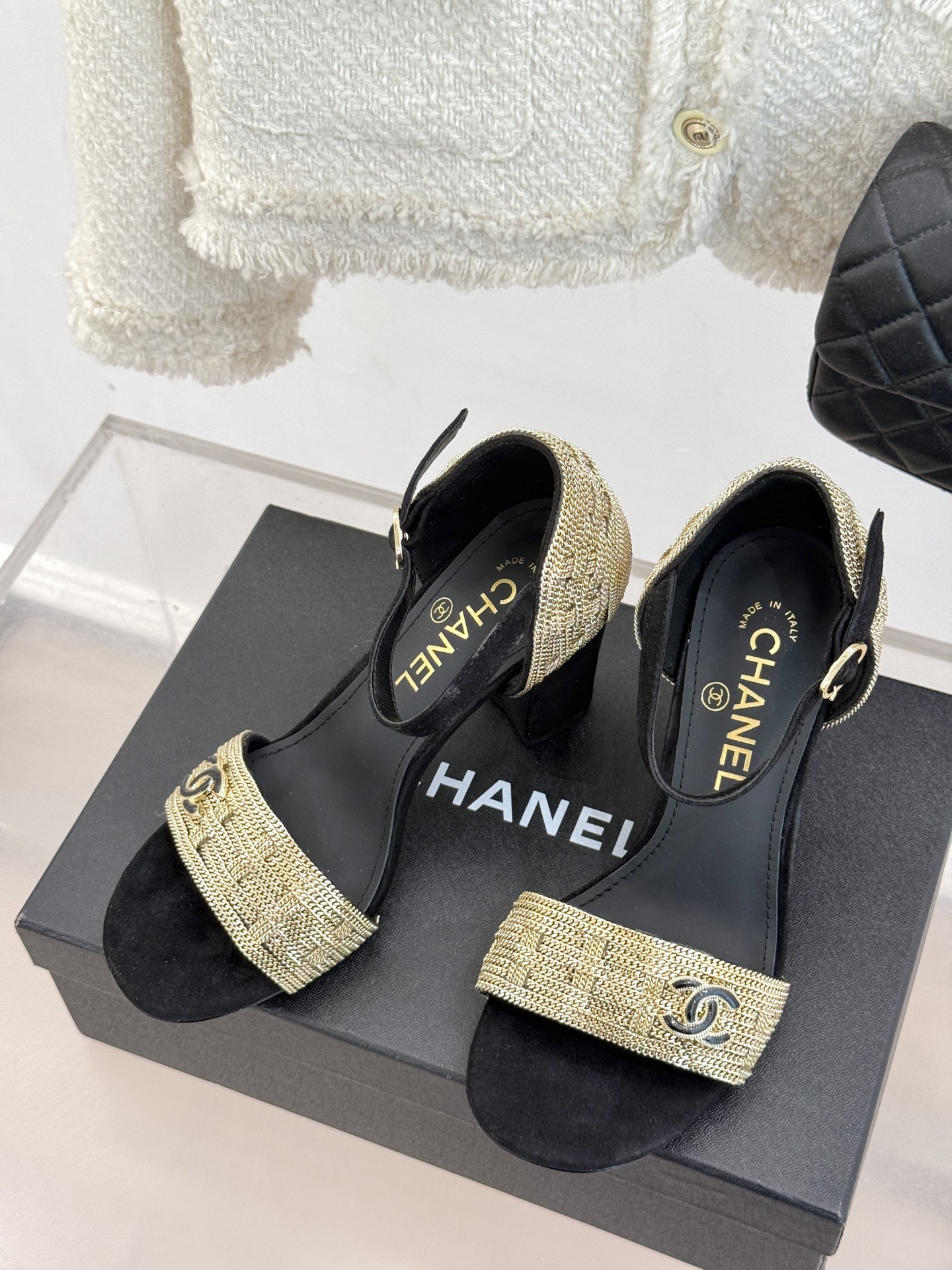 
CHANE*｜小香25。春夏新品 
双C链条⛓️度假风粗跟凉鞋 
今年香奶奶推出了全新夏日度假系列 
