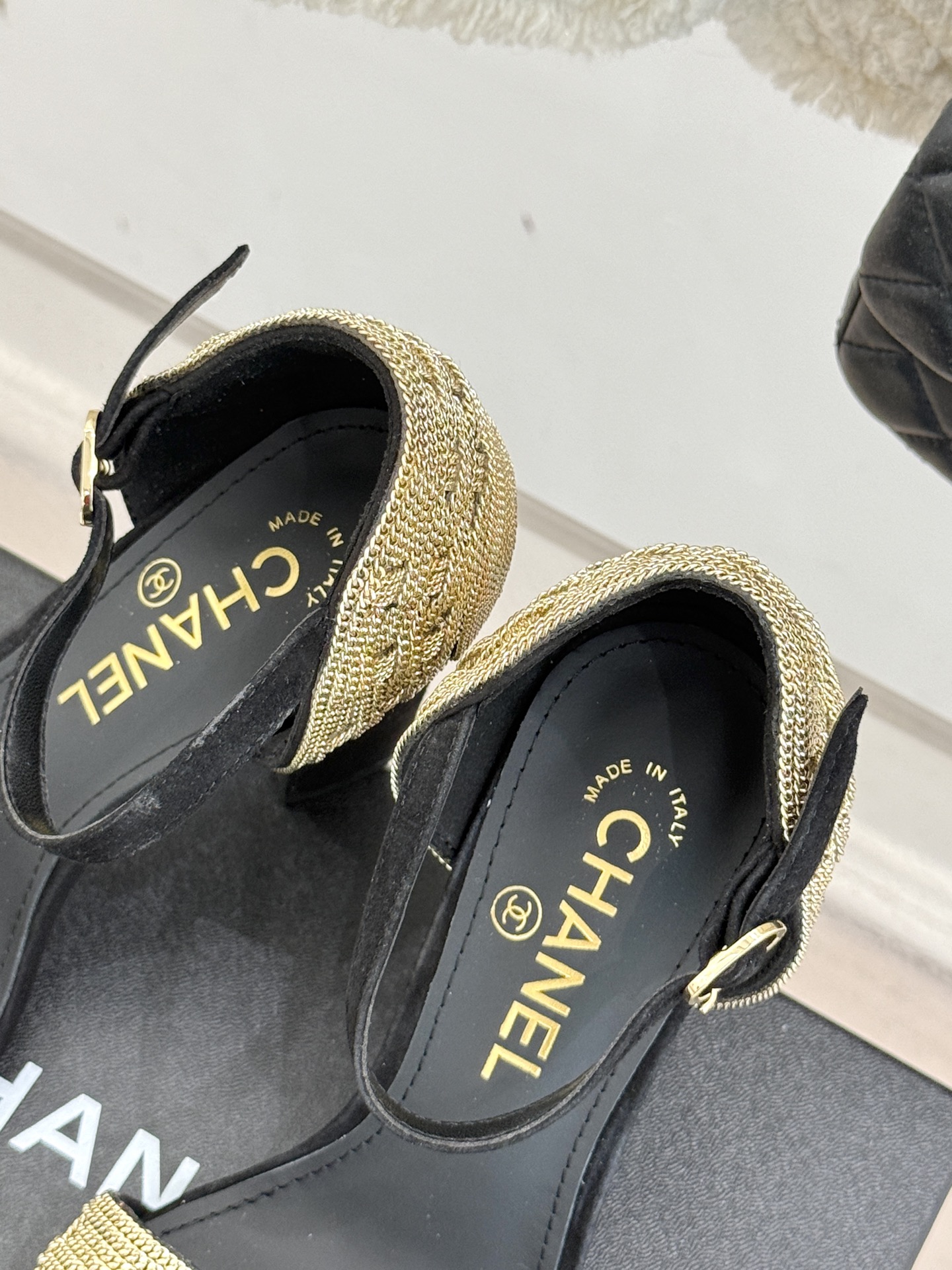 
CHANE*｜小香25。春夏新品 
双C链条⛓️度假风粗跟凉鞋 
今年香奶奶推出了全新夏日度假系列 
