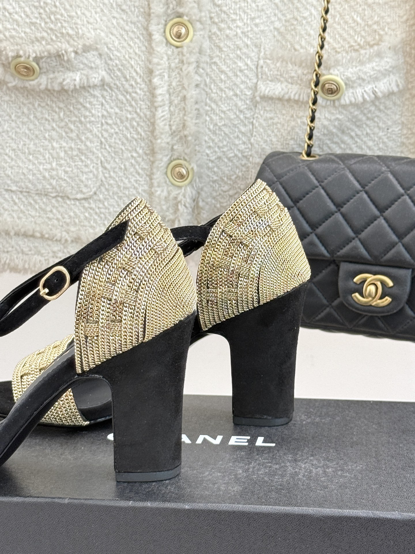 
CHANE*｜小香25。春夏新品 
双C链条⛓️度假风粗跟凉鞋 
今年香奶奶推出了全新夏日度假系列 

