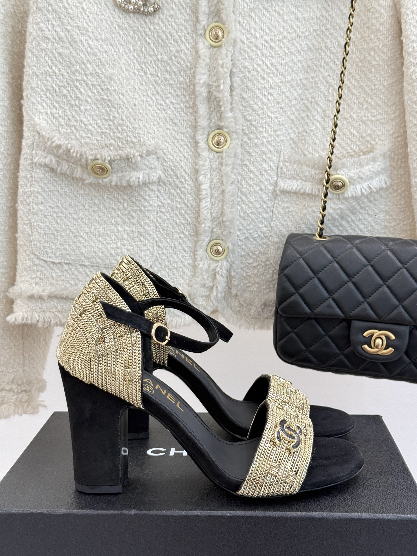 
CHANE*｜小香25。春夏新品 
双C链条⛓️度假风粗跟凉鞋 
今年香奶奶推出了全新夏日度假系列 

