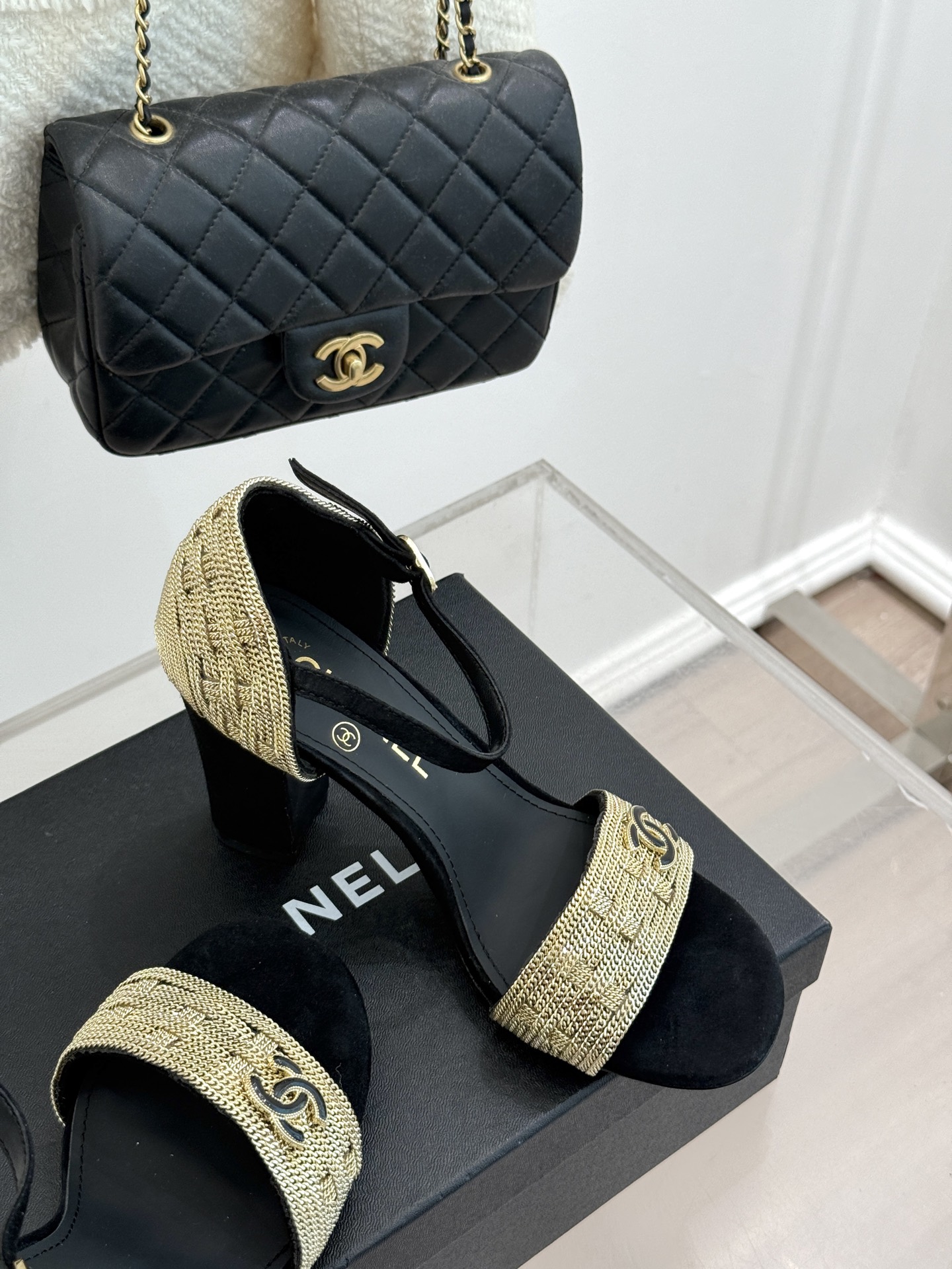 
CHANE*｜小香25。春夏新品 
双C链条⛓️度假风粗跟凉鞋 
今年香奶奶推出了全新夏日度假系列 
