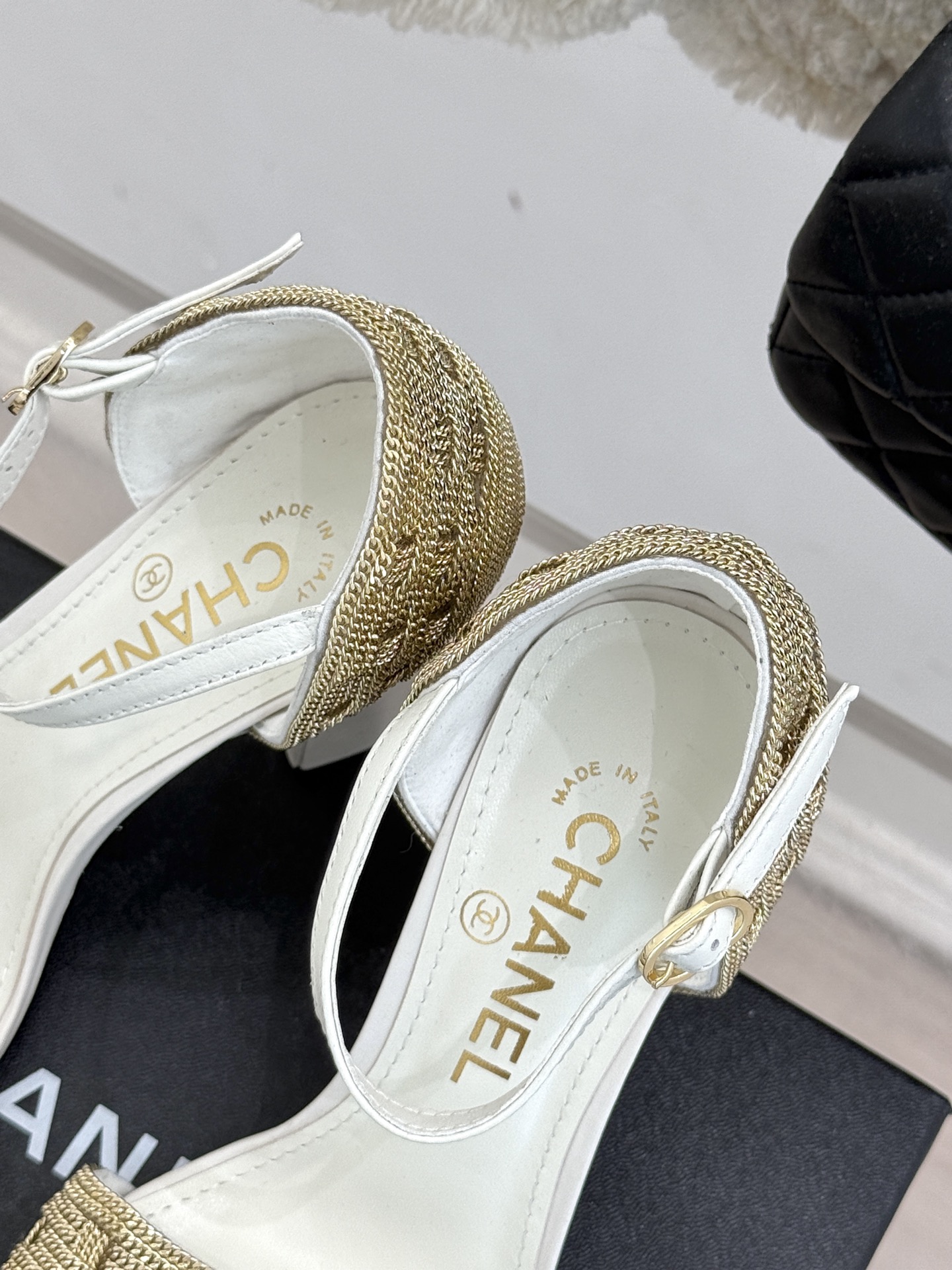 
CHANE*｜小香25。春夏新品 
双C链条⛓️度假风粗跟凉鞋 
今年香奶奶推出了全新夏日度假系列 

