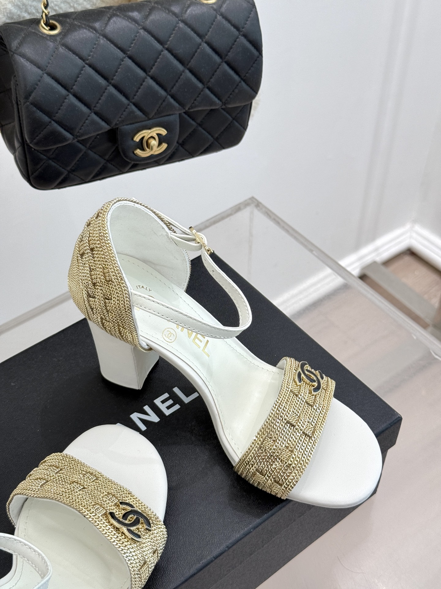 
CHANE*｜小香25。春夏新品 
双C链条⛓️度假风粗跟凉鞋 
今年香奶奶推出了全新夏日度假系列 
