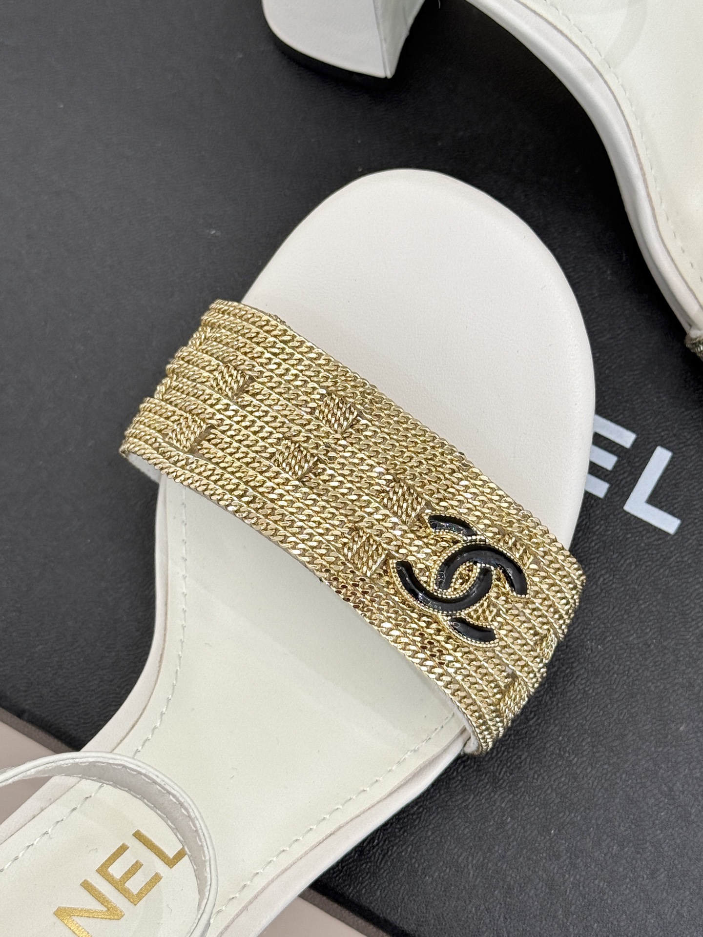 
CHANE*｜小香25。春夏新品 
双C链条⛓️度假风粗跟凉鞋 
今年香奶奶推出了全新夏日度假系列 
