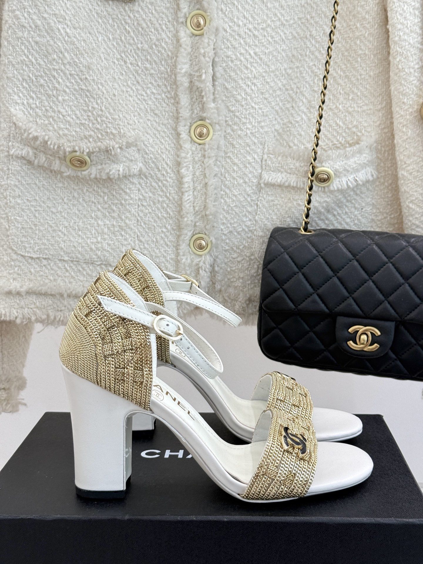 
CHANE*｜小香25。春夏新品 
双C链条⛓️度假风粗跟凉鞋 
今年香奶奶推出了全新夏日度假系列 
