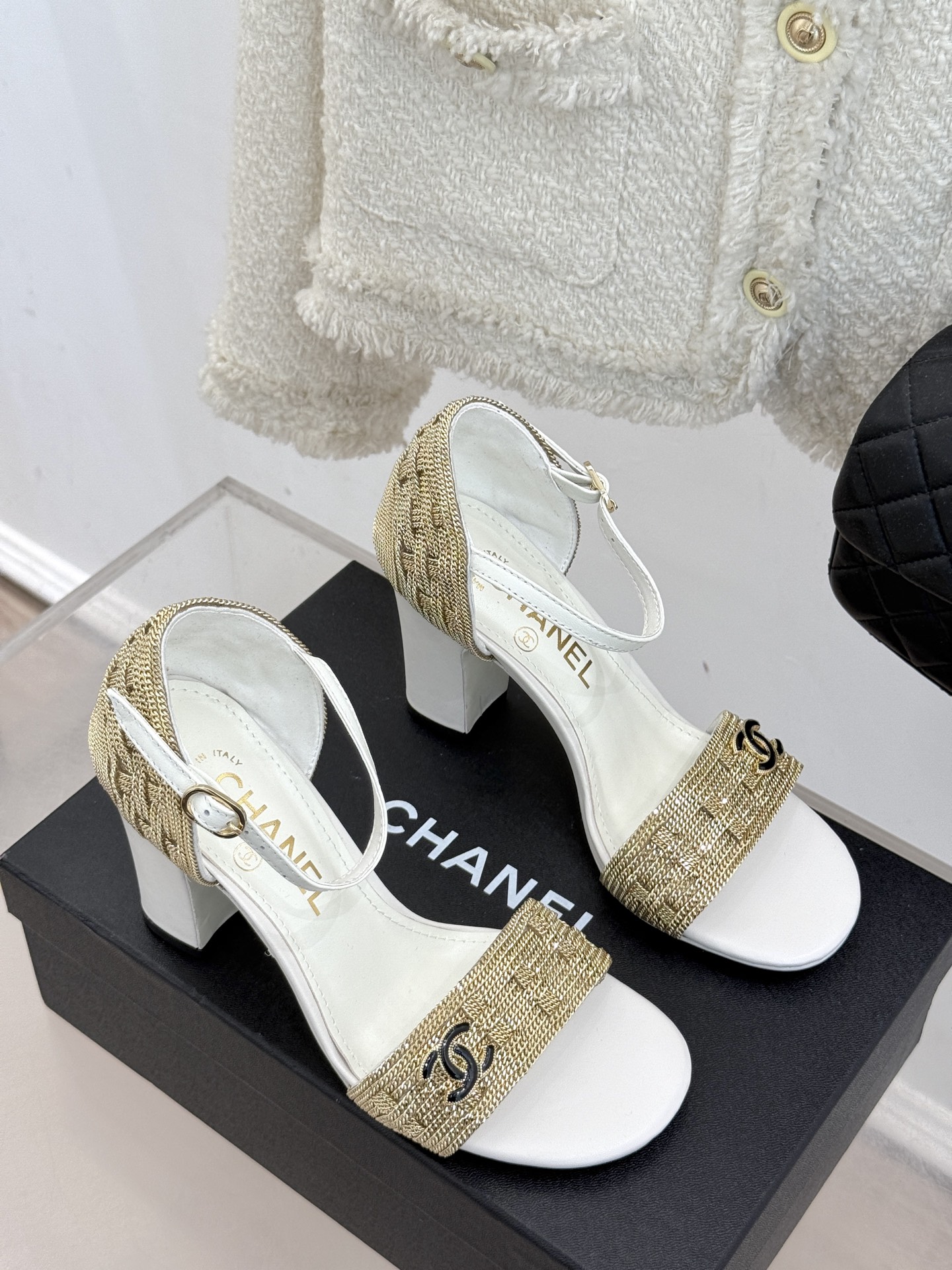 
CHANE*｜小香25。春夏新品 
双C链条⛓️度假风粗跟凉鞋 
今年香奶奶推出了全新夏日度假系列 
