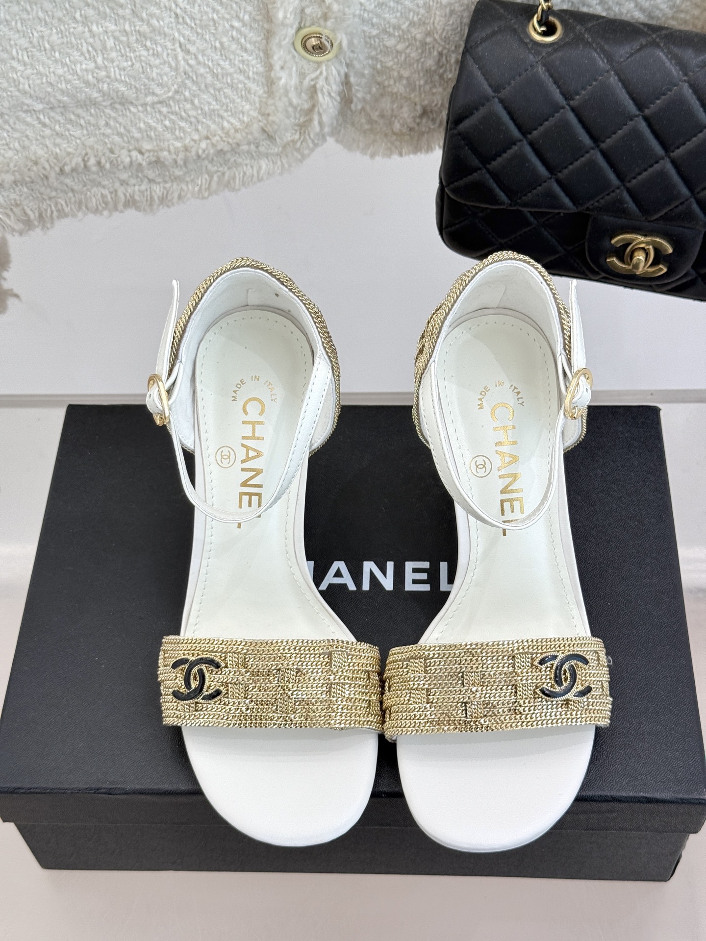 
CHANE*｜小香25。春夏新品 
双C链条⛓️度假风粗跟凉鞋 
今年香奶奶推出了全新夏日度假系列 
