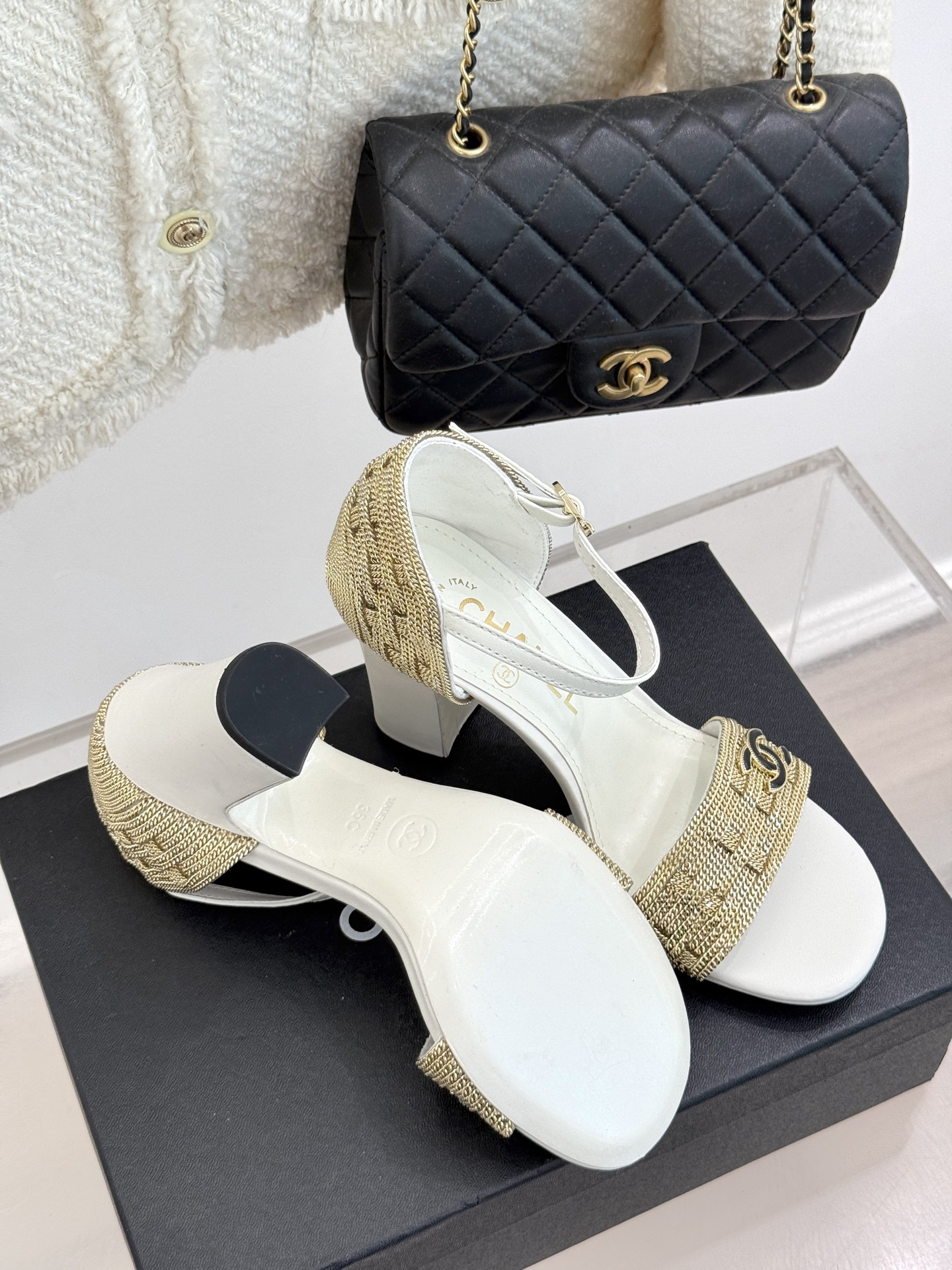 
CHANE*｜小香25。春夏新品 
双C链条⛓️度假风粗跟凉鞋 
今年香奶奶推出了全新夏日度假系列 
