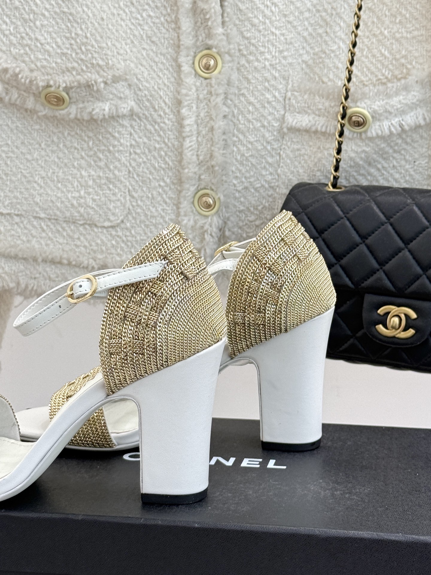 
CHANE*｜小香25。春夏新品 
双C链条⛓️度假风粗跟凉鞋 
今年香奶奶推出了全新夏日度假系列 
