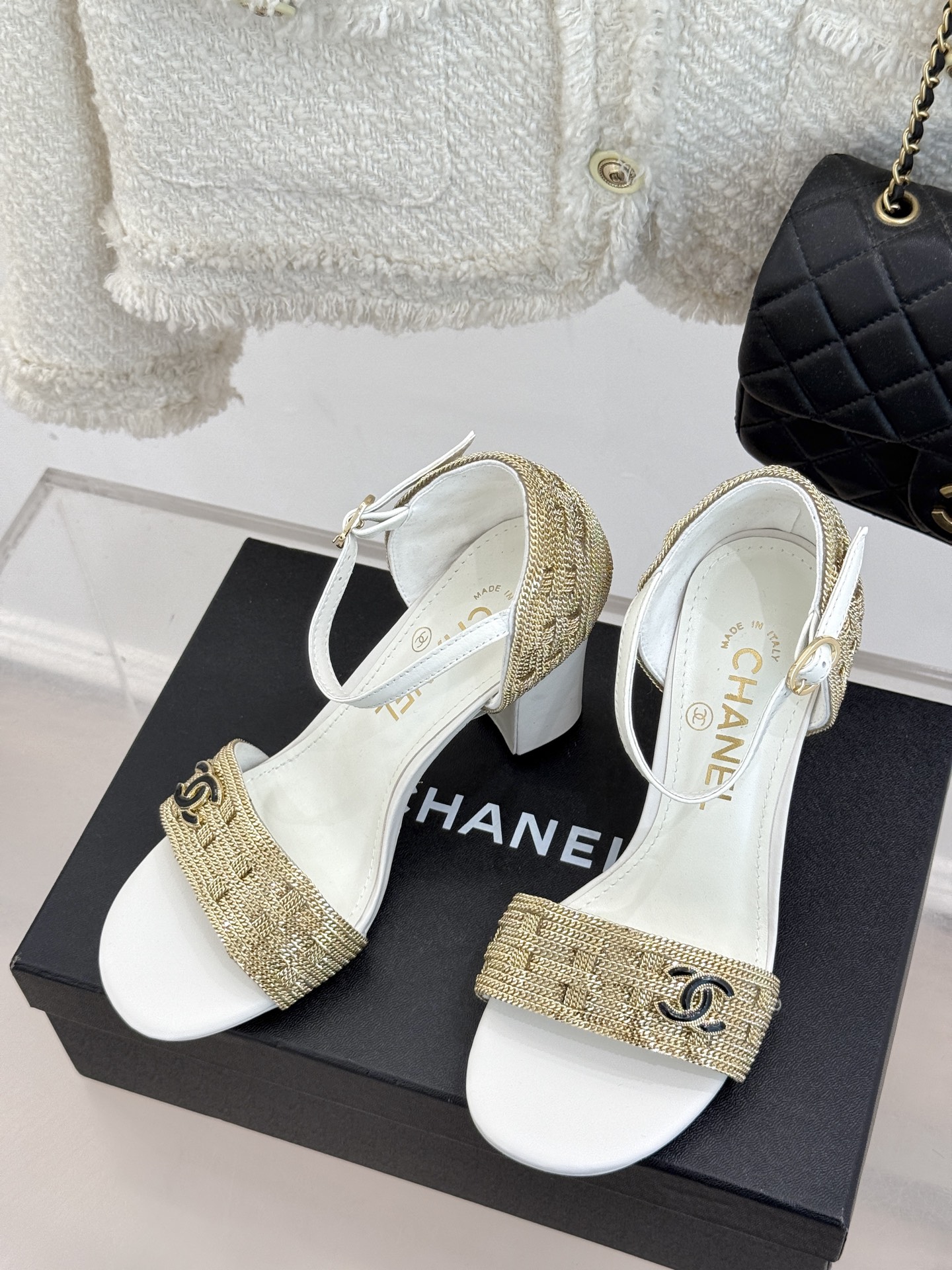 
CHANE*｜小香25。春夏新品 
双C链条⛓️度假风粗跟凉鞋 
今年香奶奶推出了全新夏日度假系列 
