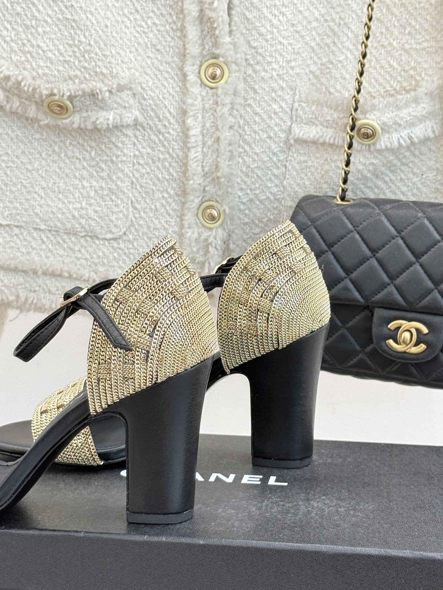 
CHANE*｜小香25。春夏新品 
双C链条⛓️度假风粗跟凉鞋 
今年香奶奶推出了全新夏日度假系列 
