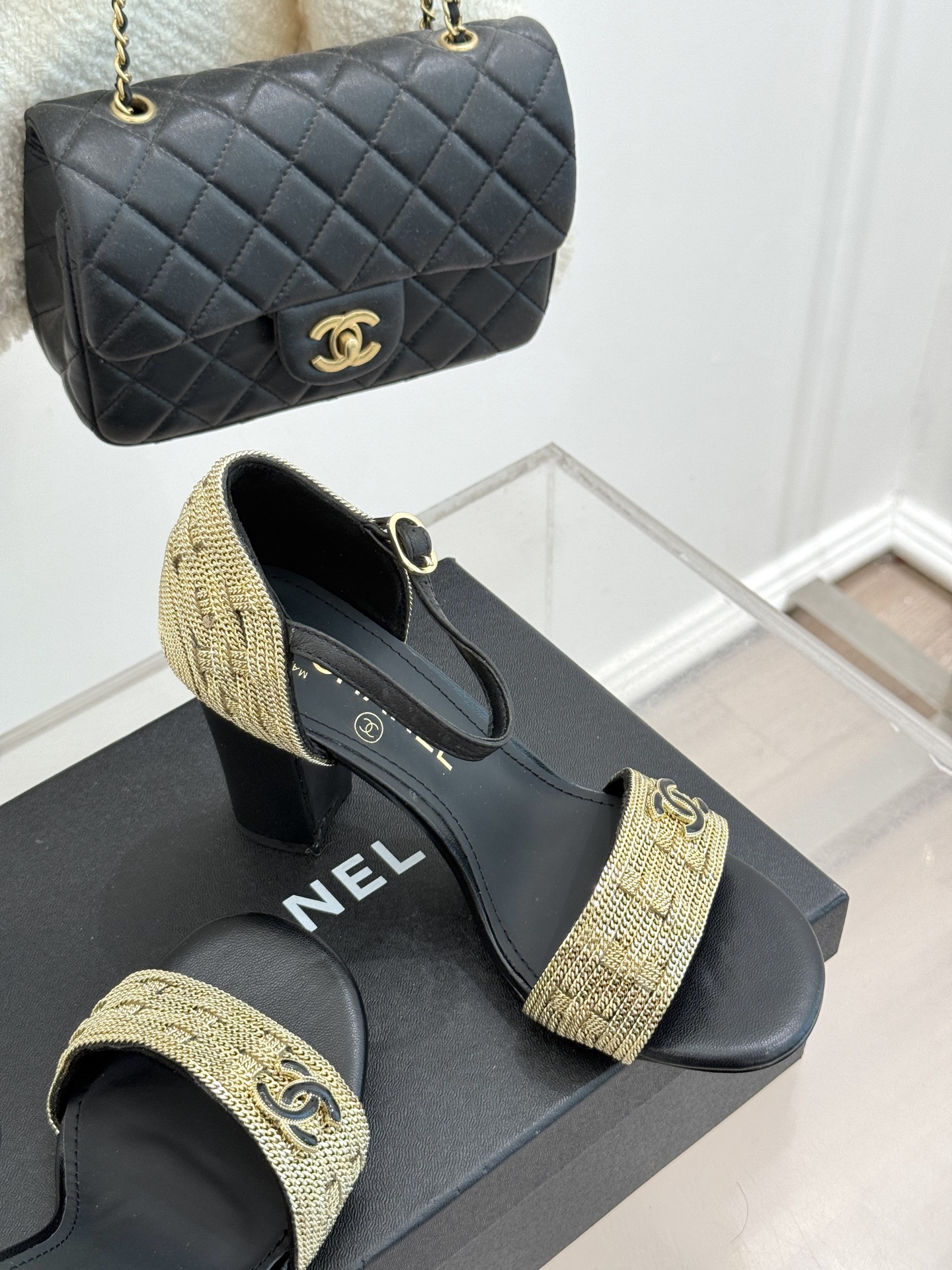 
CHANE*｜小香25。春夏新品 
双C链条⛓️度假风粗跟凉鞋 
今年香奶奶推出了全新夏日度假系列 

