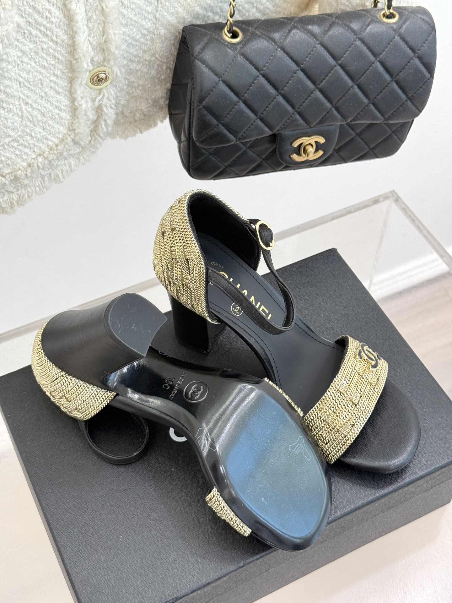 
CHANE*｜小香25。春夏新品 
双C链条⛓️度假风粗跟凉鞋 
今年香奶奶推出了全新夏日度假系列 
