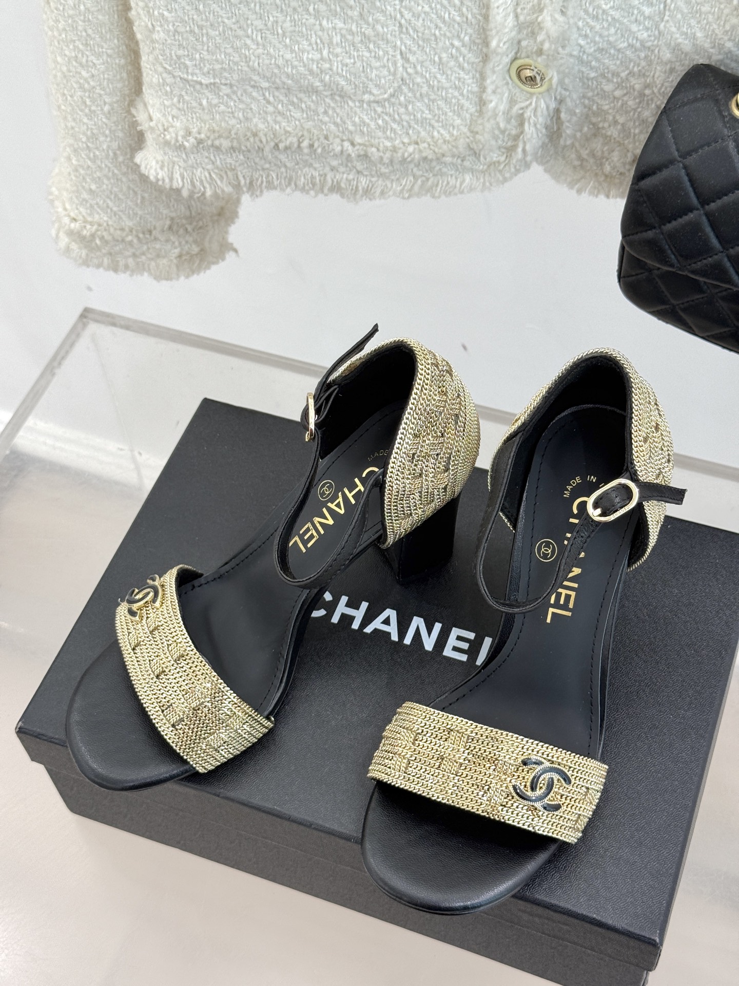 
CHANE*｜小香25。春夏新品 
双C链条⛓️度假风粗跟凉鞋 
今年香奶奶推出了全新夏日度假系列 
