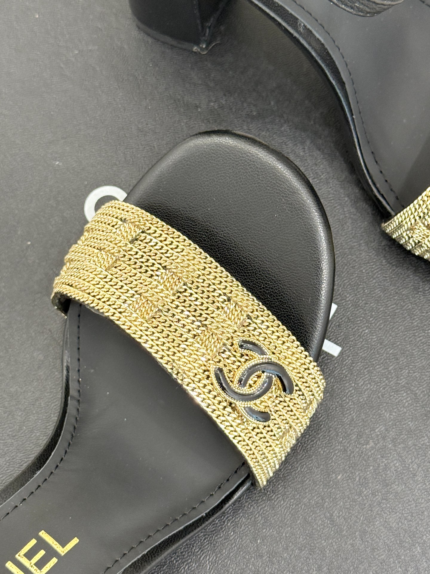 
CHANE*｜小香25。春夏新品 
双C链条⛓️度假风粗跟凉鞋 
今年香奶奶推出了全新夏日度假系列 
