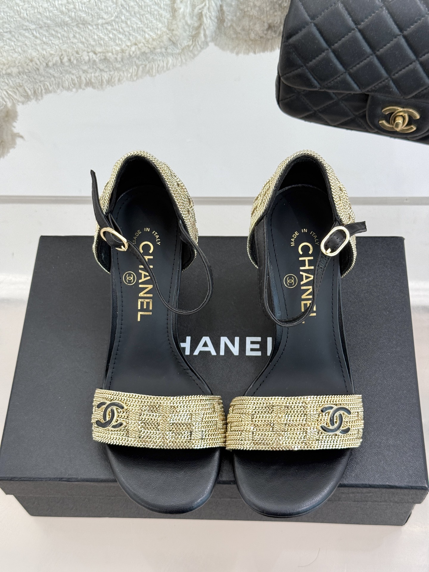 
CHANE*｜小香25。春夏新品 
双C链条⛓️度假风粗跟凉鞋 
今年香奶奶推出了全新夏日度假系列 
