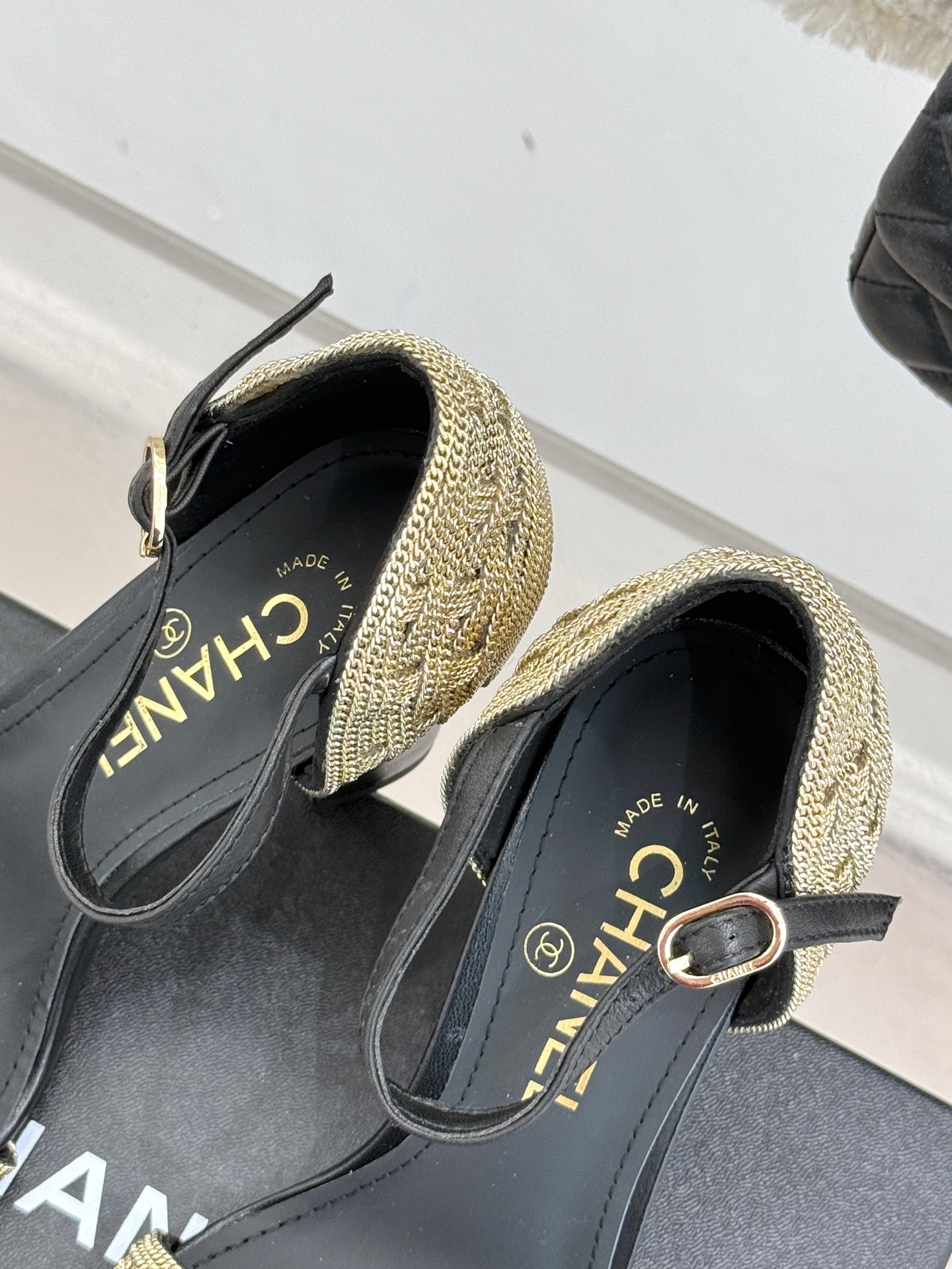 
CHANE*｜小香25。春夏新品 
双C链条⛓️度假风粗跟凉鞋 
今年香奶奶推出了全新夏日度假系列 
