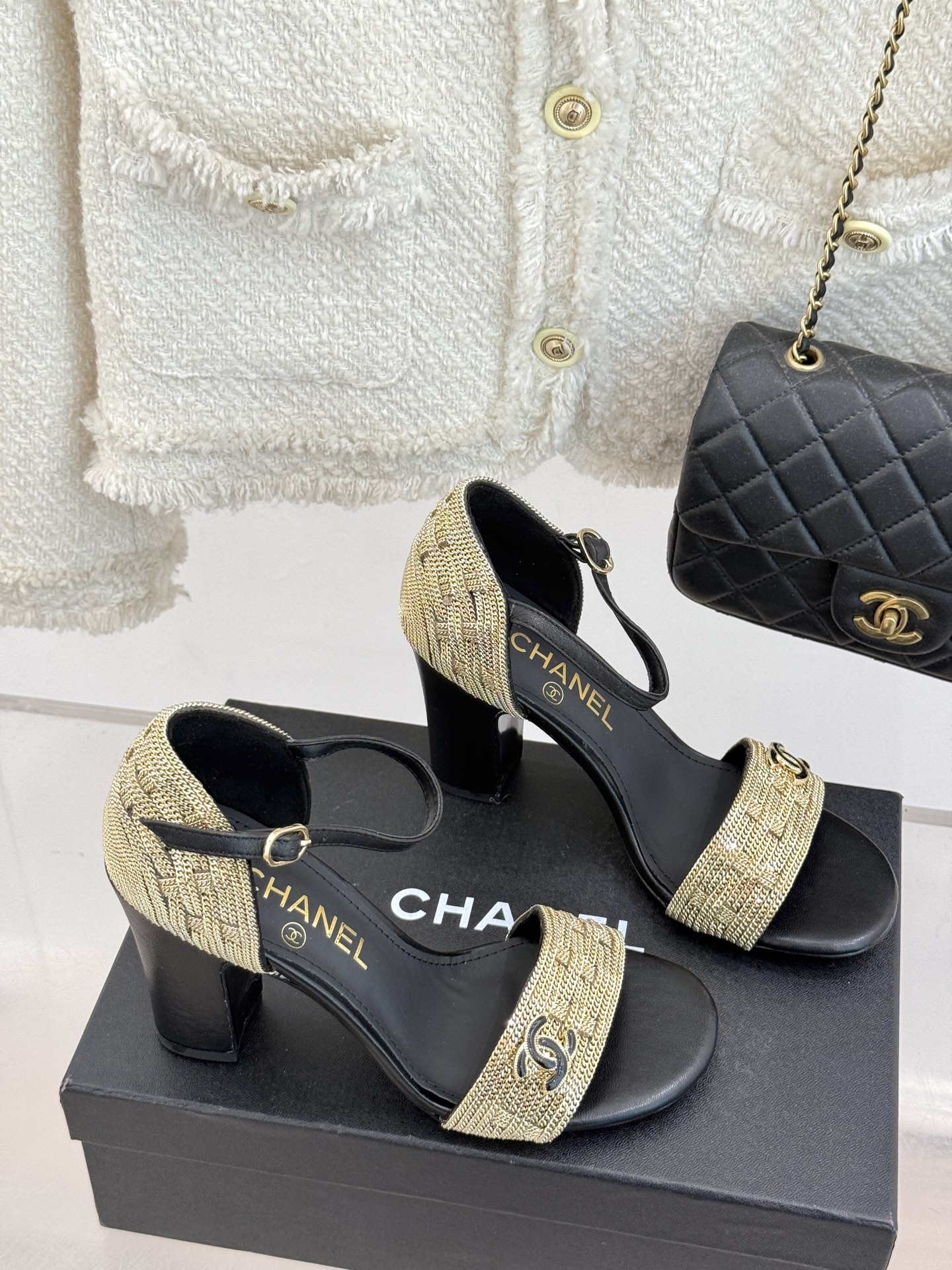 
CHANE*｜小香25。春夏新品 
双C链条⛓️度假风粗跟凉鞋 
今年香奶奶推出了全新夏日度假系列 
