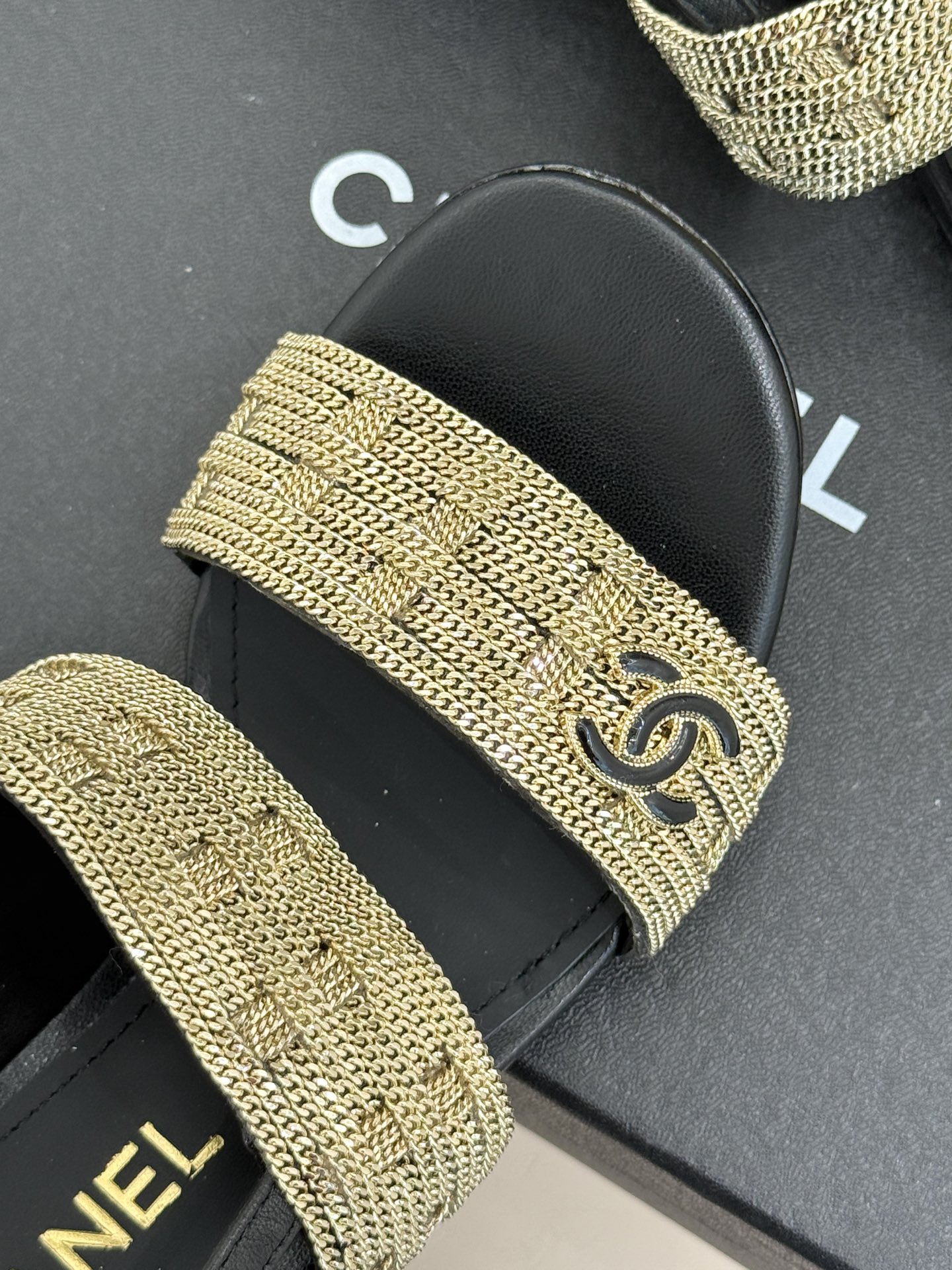 
CHANE*｜小香25。春夏新品 
双C链条⛓️度假风粗跟凉鞋 
今年香奶奶推出了全新夏日度假系列 
