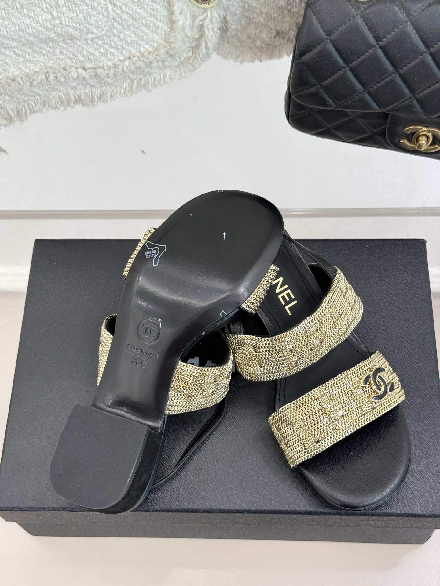
CHANE*｜小香25。春夏新品 
双C链条⛓️度假风粗跟凉鞋 
今年香奶奶推出了全新夏日度假系列 

