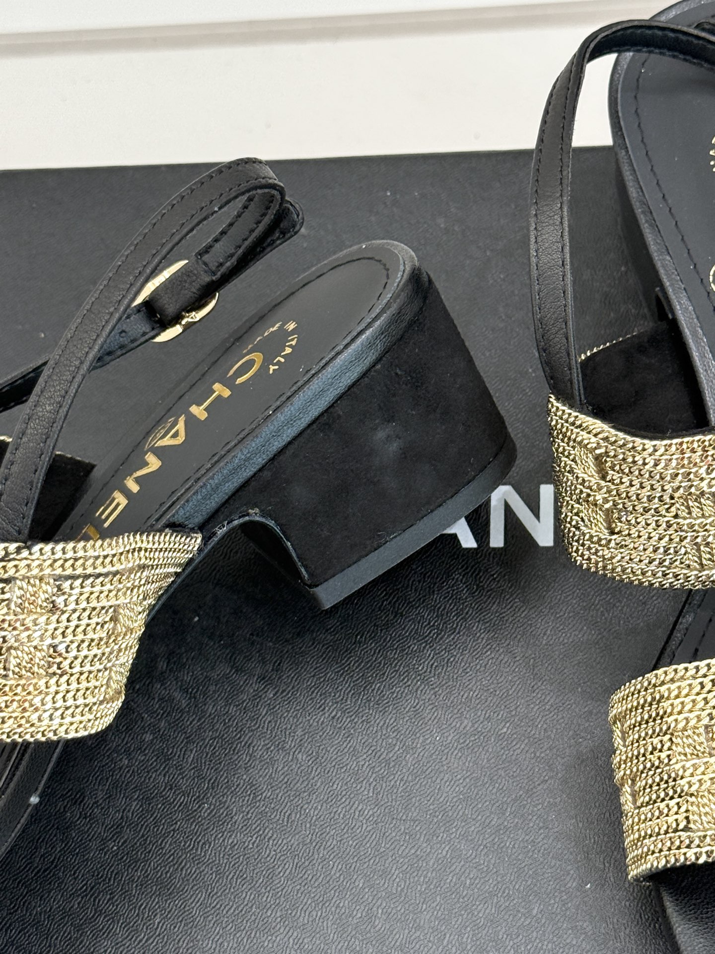 
CHANE*｜小香25。春夏新品 
双C链条⛓️度假风粗跟凉鞋 
今年香奶奶推出了全新夏日度假系列 
