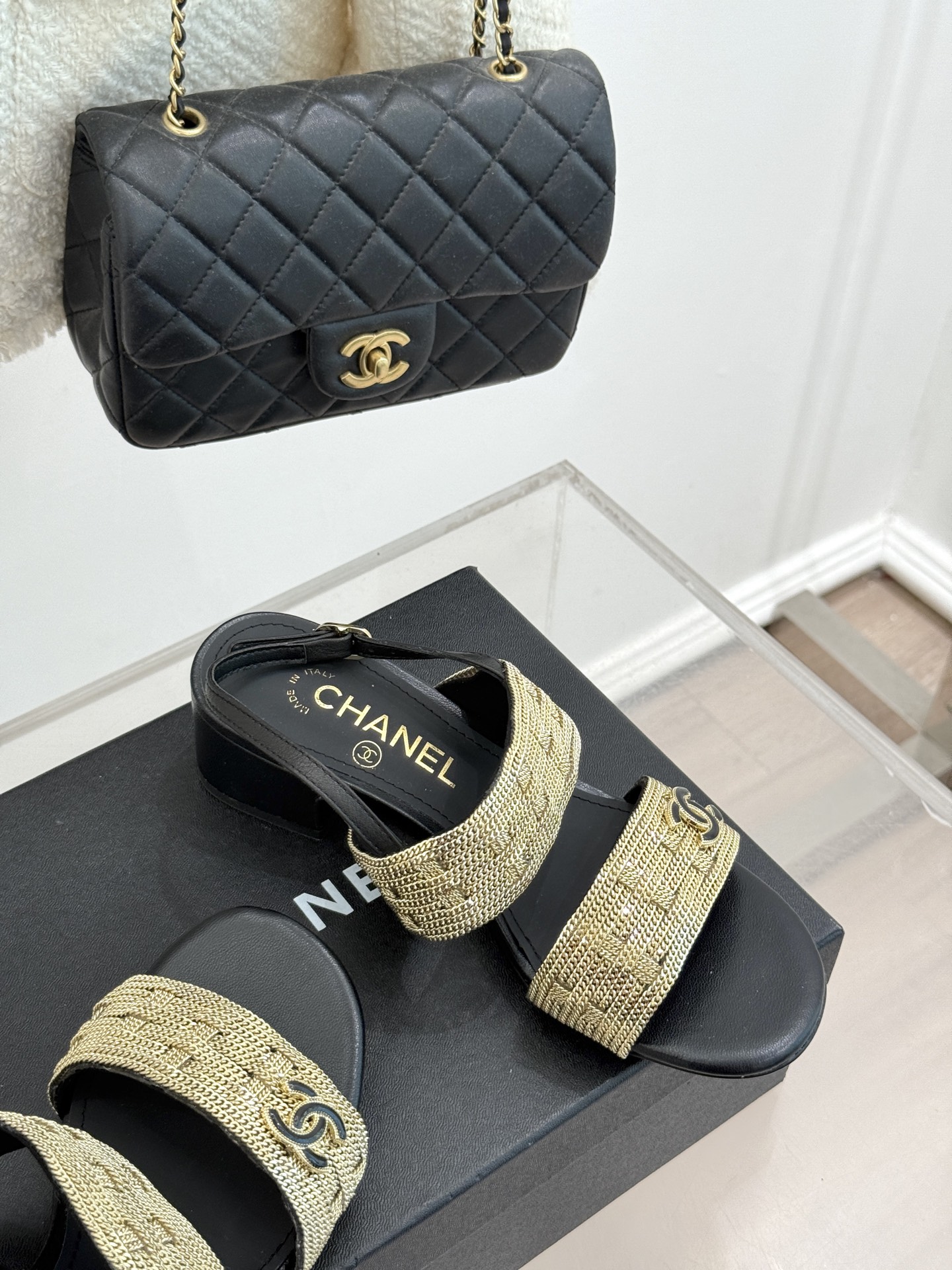 
CHANE*｜小香25。春夏新品 
双C链条⛓️度假风粗跟凉鞋 
今年香奶奶推出了全新夏日度假系列 
