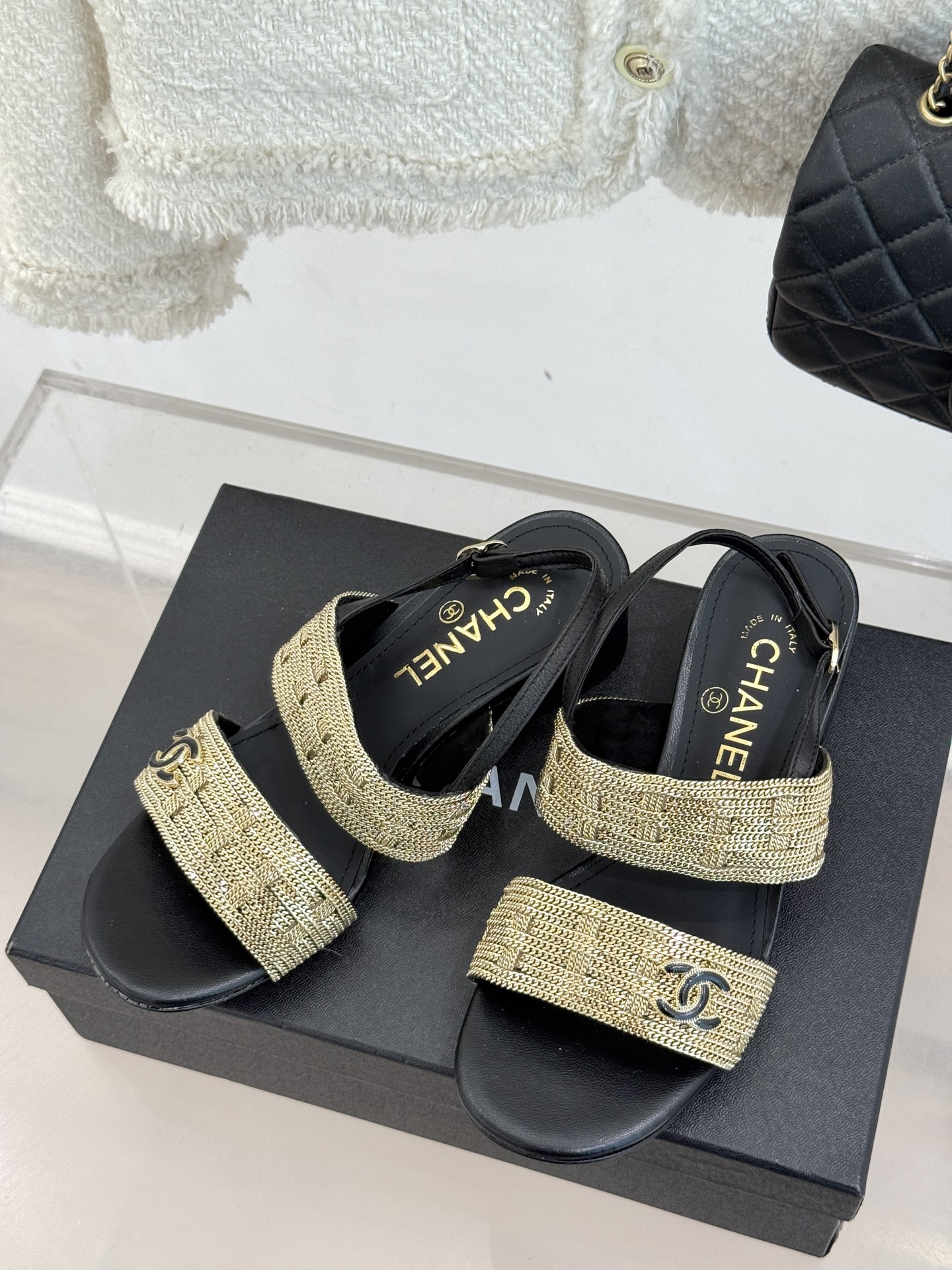 
CHANE*｜小香25。春夏新品 
双C链条⛓️度假风粗跟凉鞋 
今年香奶奶推出了全新夏日度假系列 
