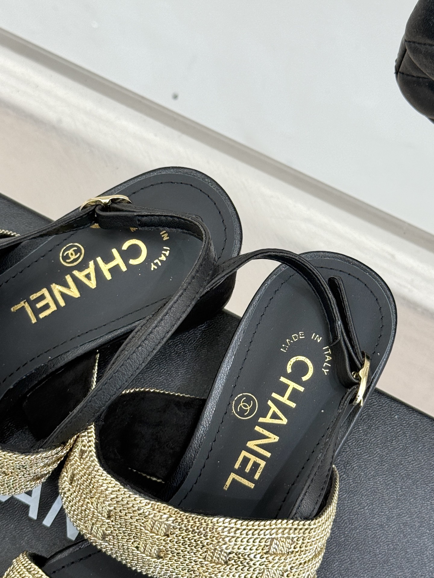 
CHANE*｜小香25。春夏新品 
双C链条⛓️度假风粗跟凉鞋 
今年香奶奶推出了全新夏日度假系列 
