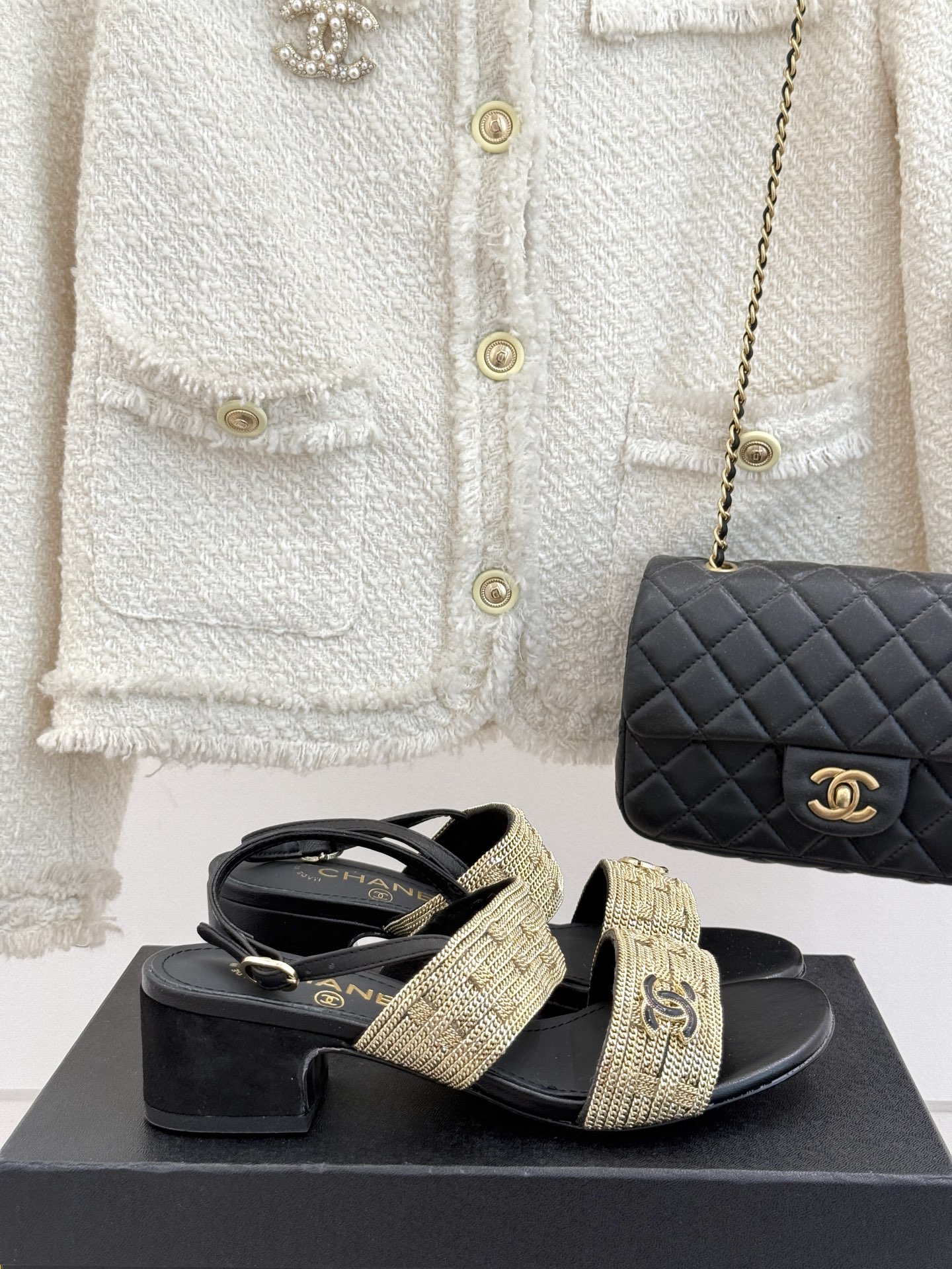 
CHANE*｜小香25。春夏新品 
双C链条⛓️度假风粗跟凉鞋 
今年香奶奶推出了全新夏日度假系列 
