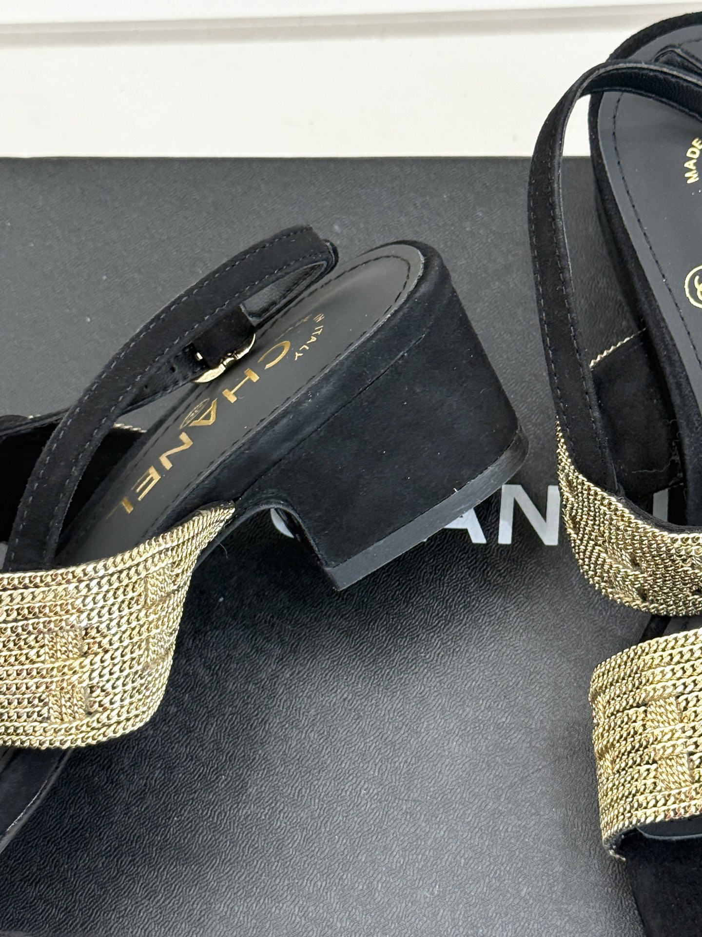 
CHANE*｜小香25。春夏新品 
双C链条⛓️度假风粗跟凉鞋 
今年香奶奶推出了全新夏日度假系列 
