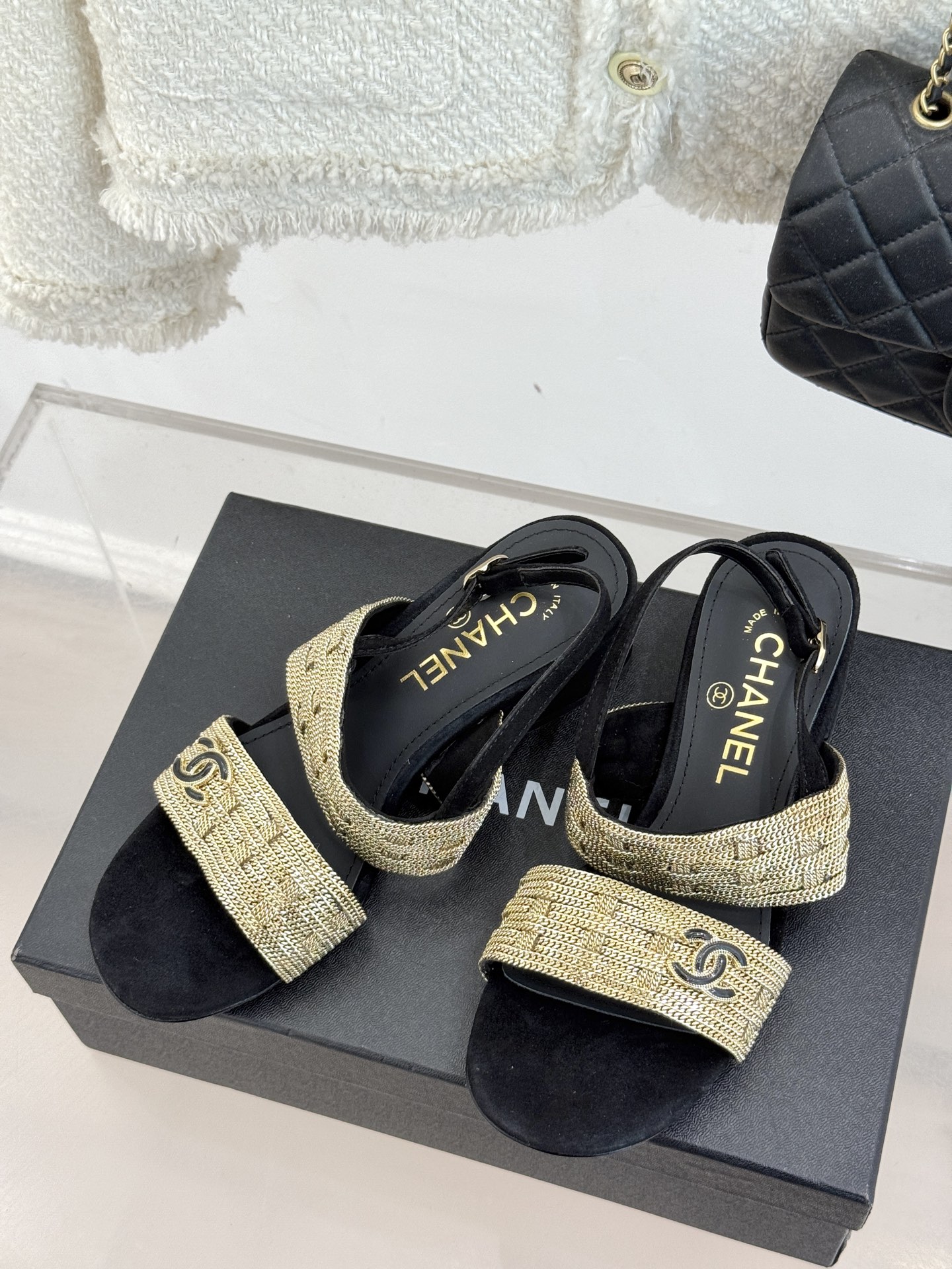 
CHANE*｜小香25。春夏新品 
双C链条⛓️度假风粗跟凉鞋 
今年香奶奶推出了全新夏日度假系列 
