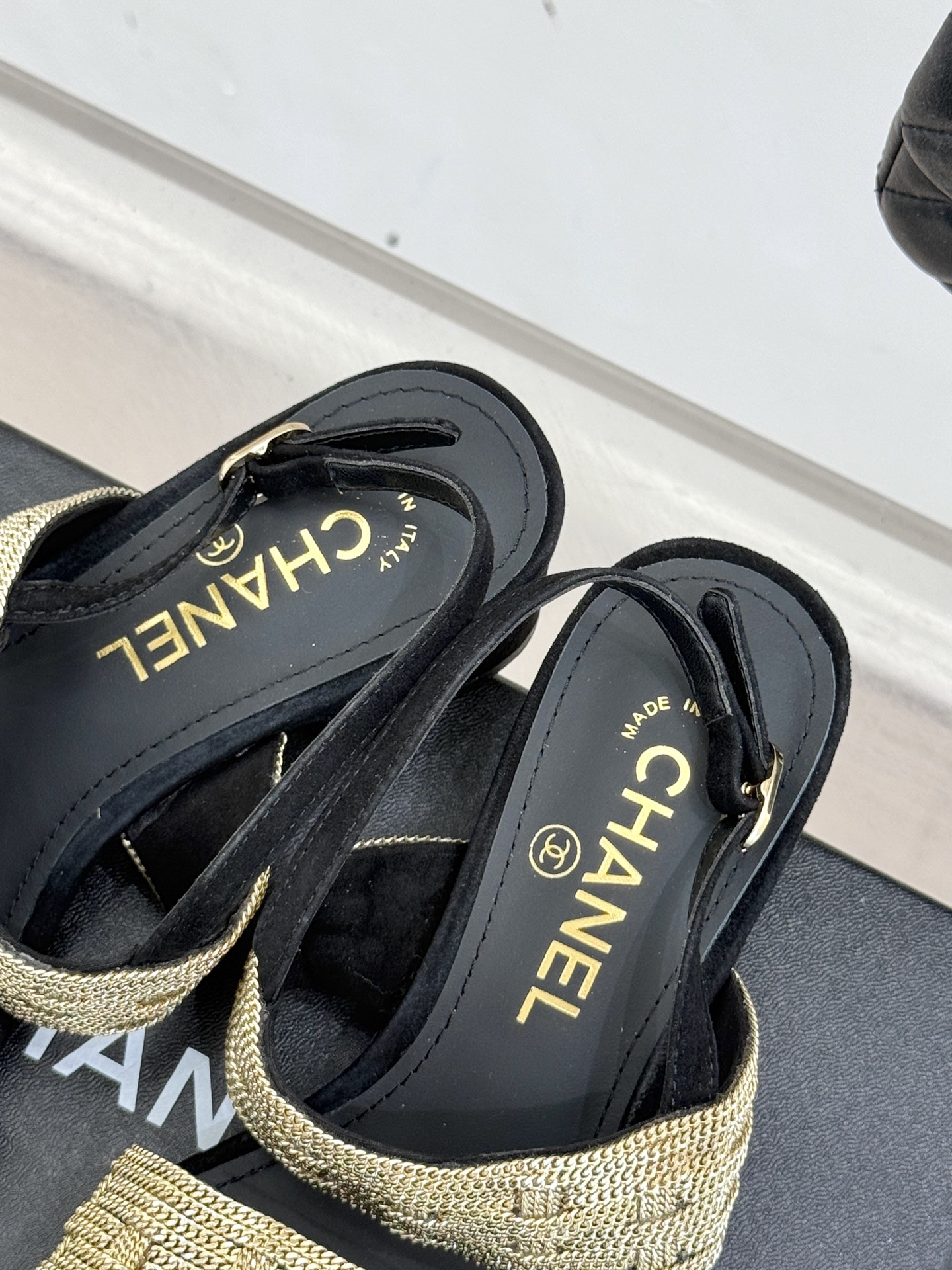 
CHANE*｜小香25。春夏新品 
双C链条⛓️度假风粗跟凉鞋 
今年香奶奶推出了全新夏日度假系列 
