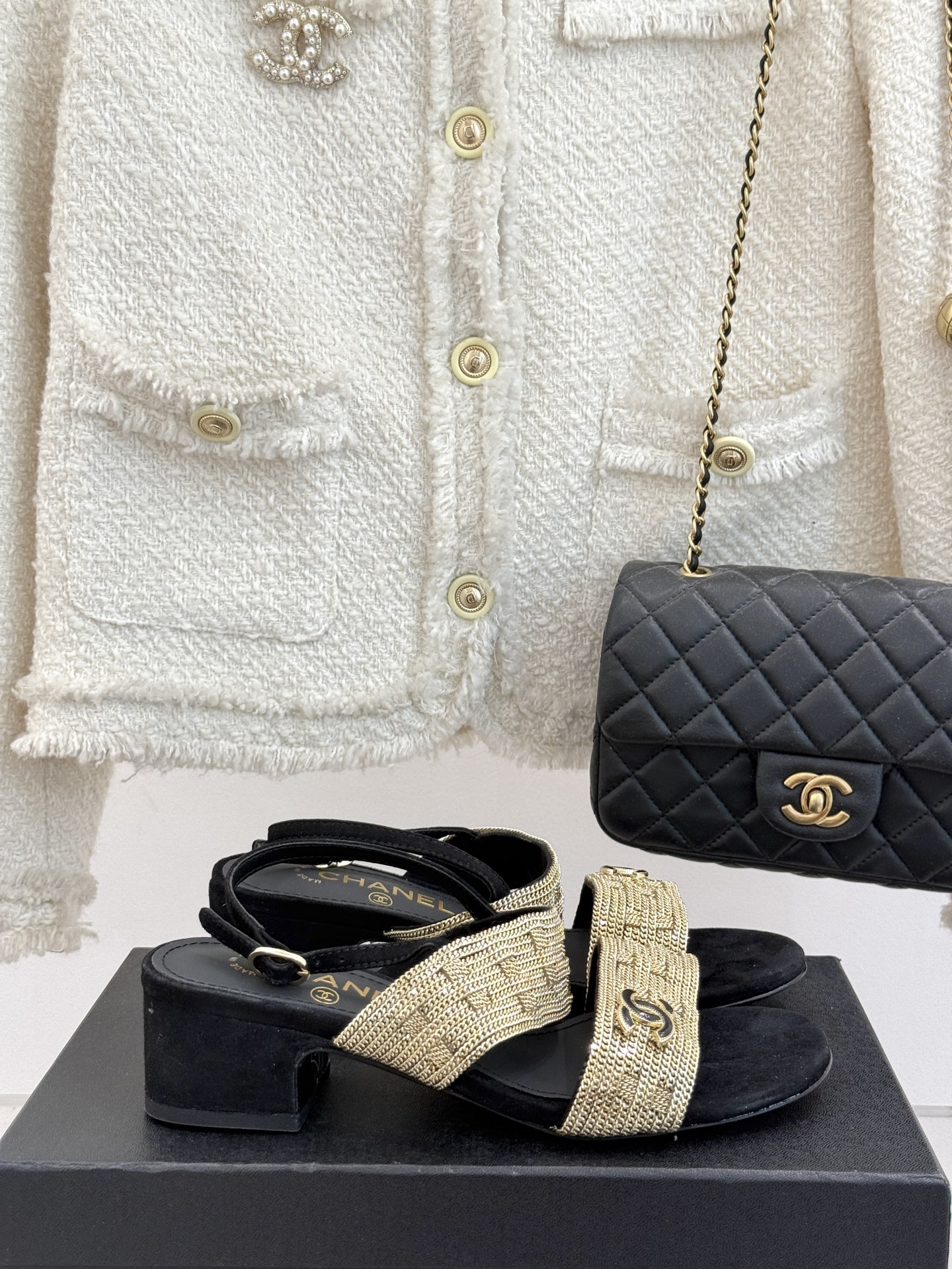 
CHANE*｜小香25。春夏新品 
双C链条⛓️度假风粗跟凉鞋 
今年香奶奶推出了全新夏日度假系列 
