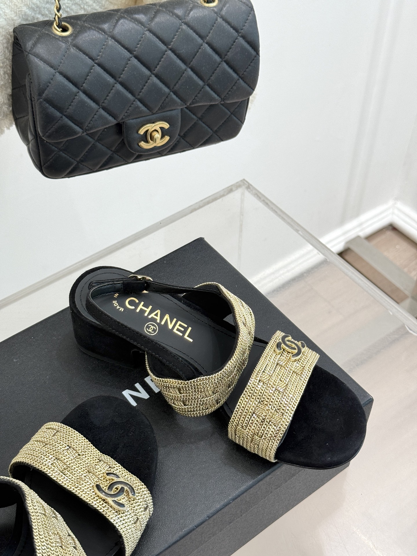 
CHANE*｜小香25。春夏新品 
双C链条⛓️度假风粗跟凉鞋 
今年香奶奶推出了全新夏日度假系列 
