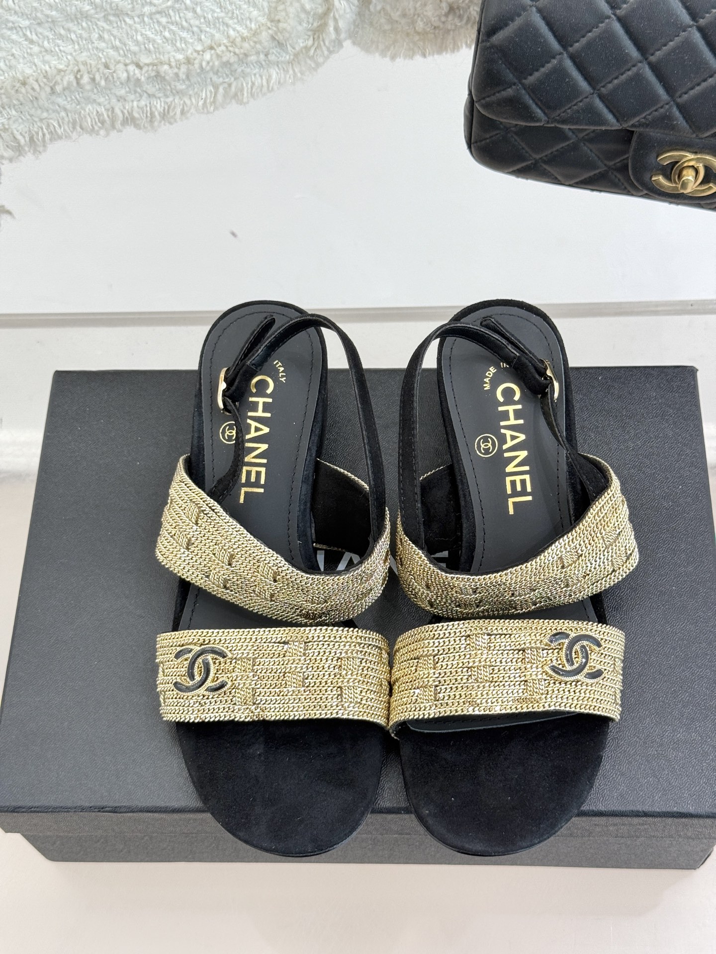
CHANE*｜小香25。春夏新品 
双C链条⛓️度假风粗跟凉鞋 
今年香奶奶推出了全新夏日度假系列 
